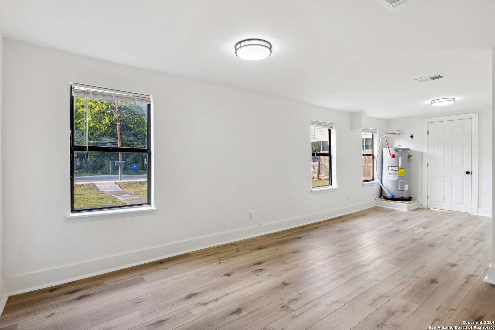 158 W PETALUMA BLVD