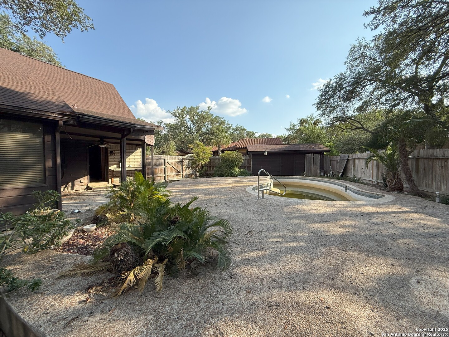 13707 Bluffmont