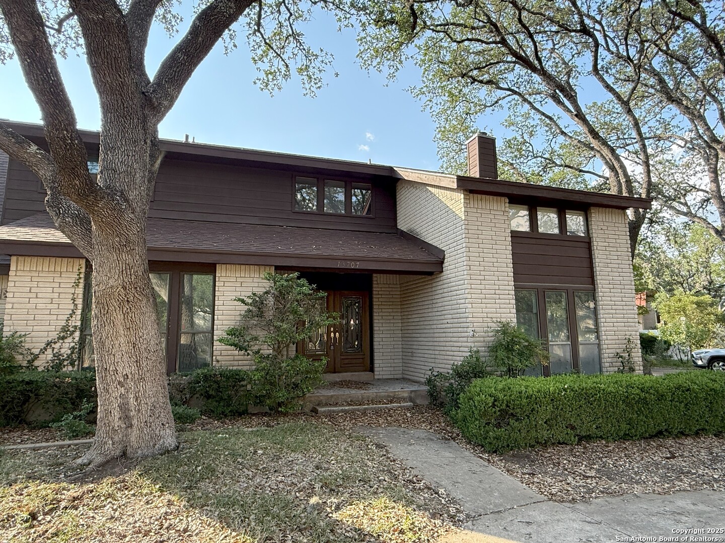 13707 Bluffmont