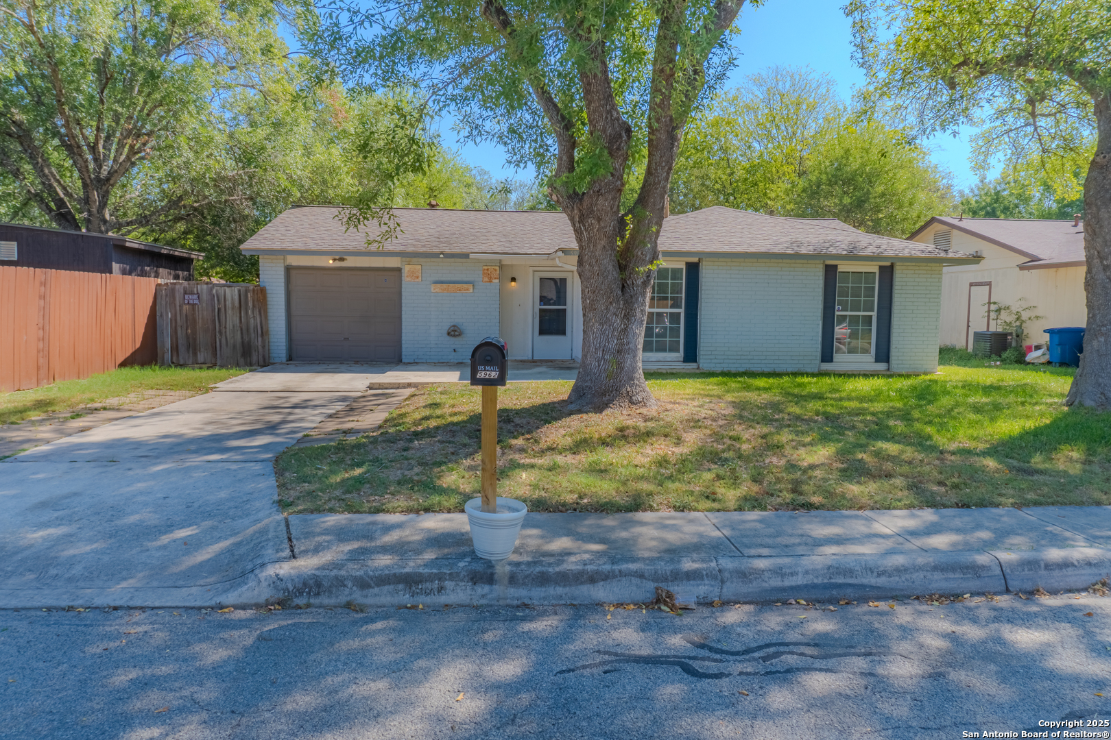 5962 Cliff Valley