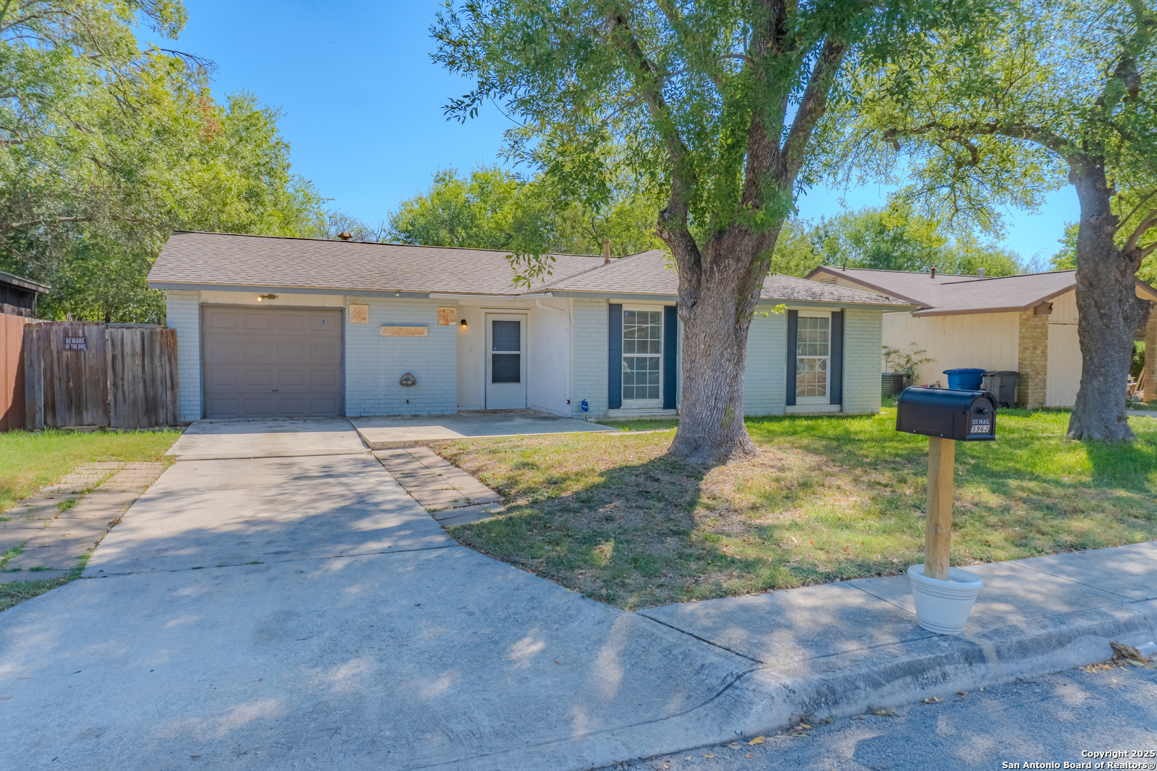5962 Cliff Valley