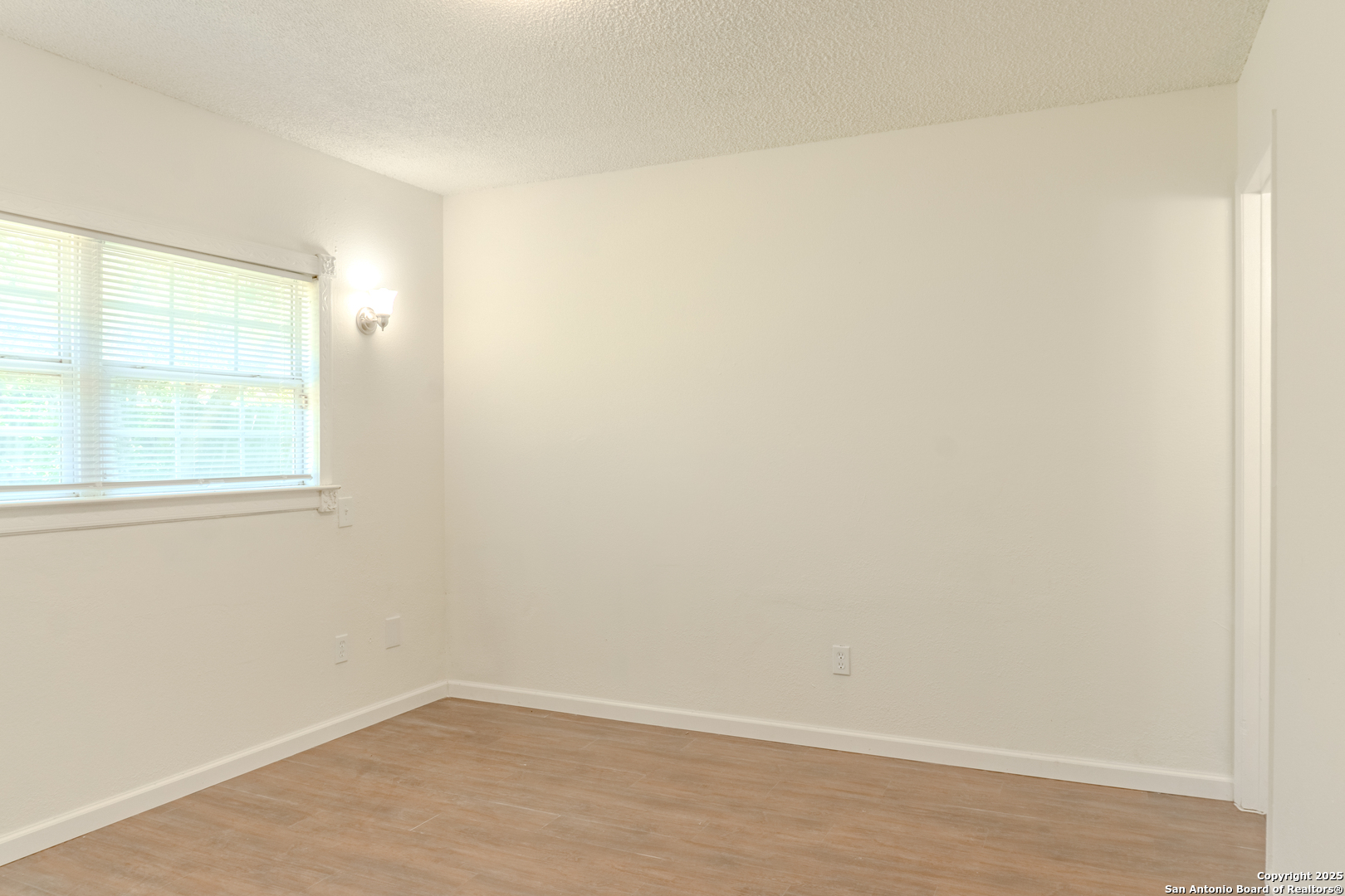 5962 Cliff Valley