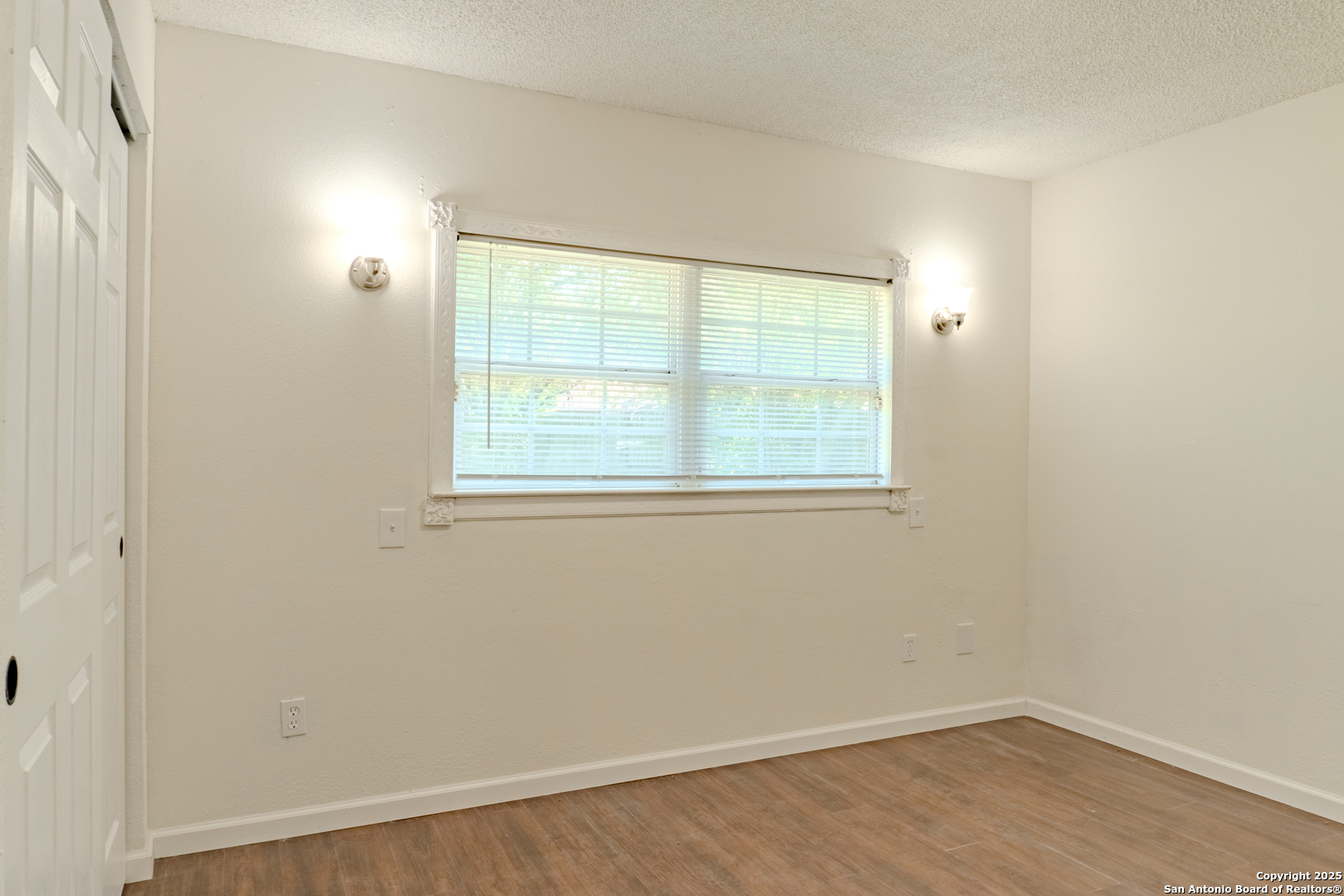 5962 Cliff Valley