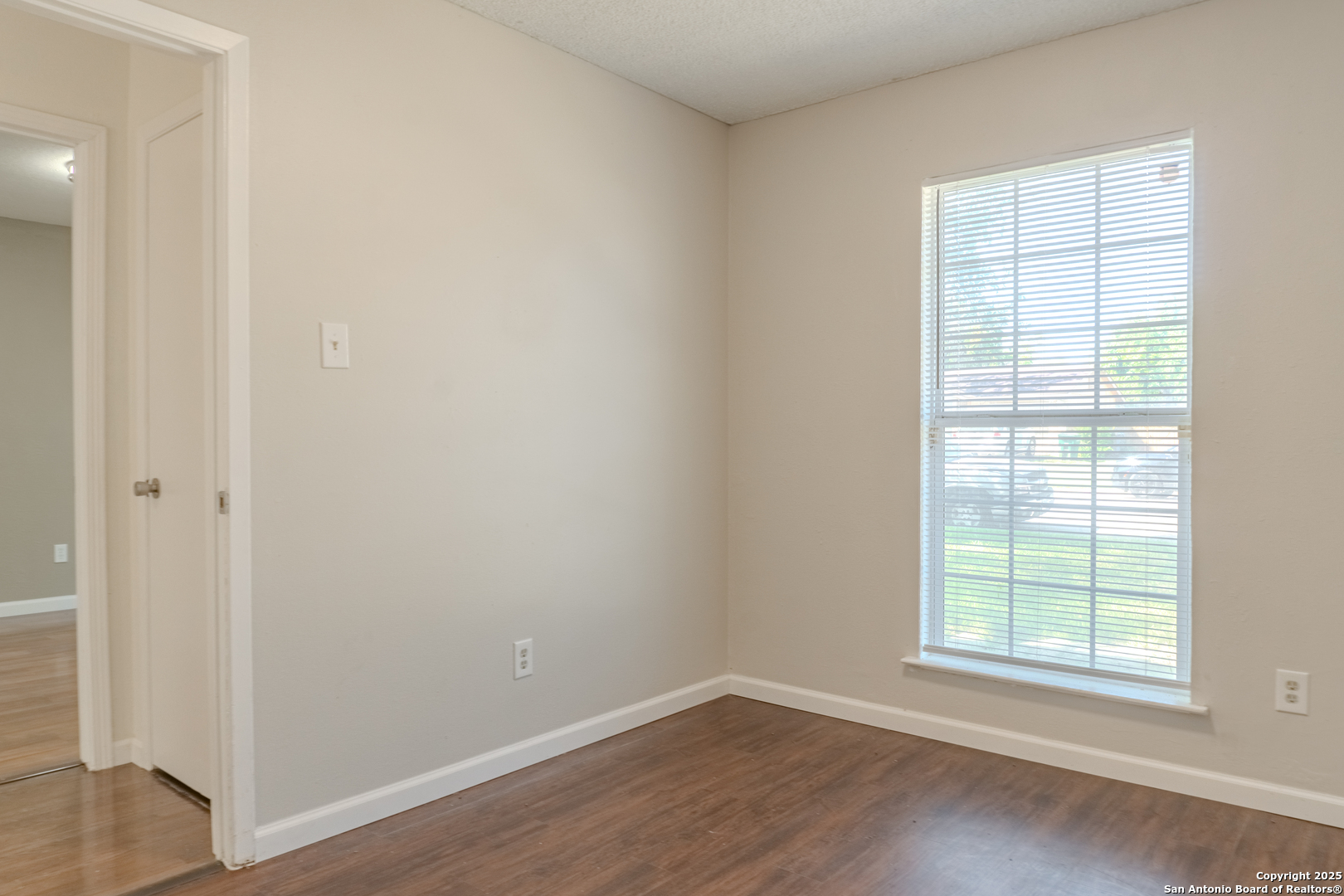 5962 Cliff Valley