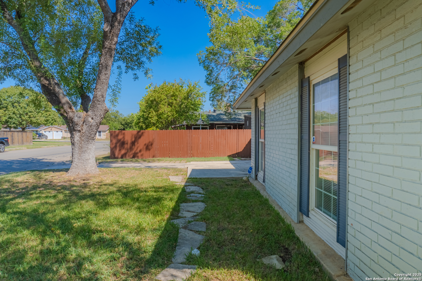5962 Cliff Valley