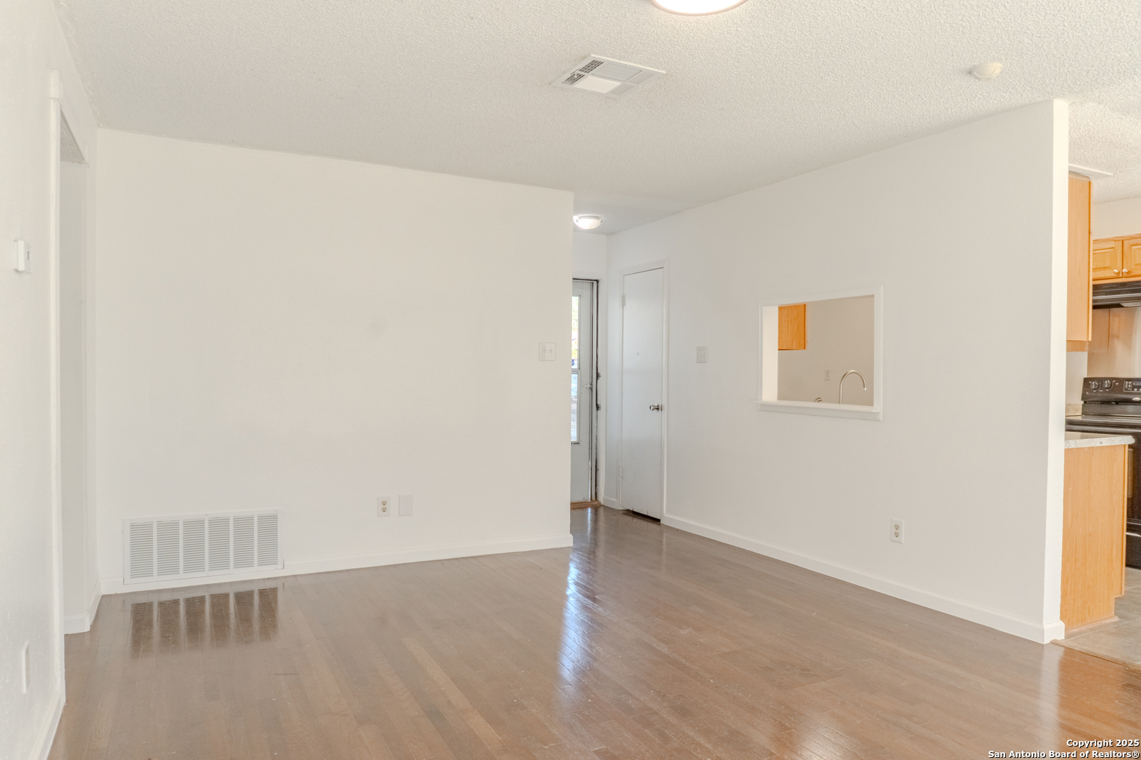 5962 Cliff Valley