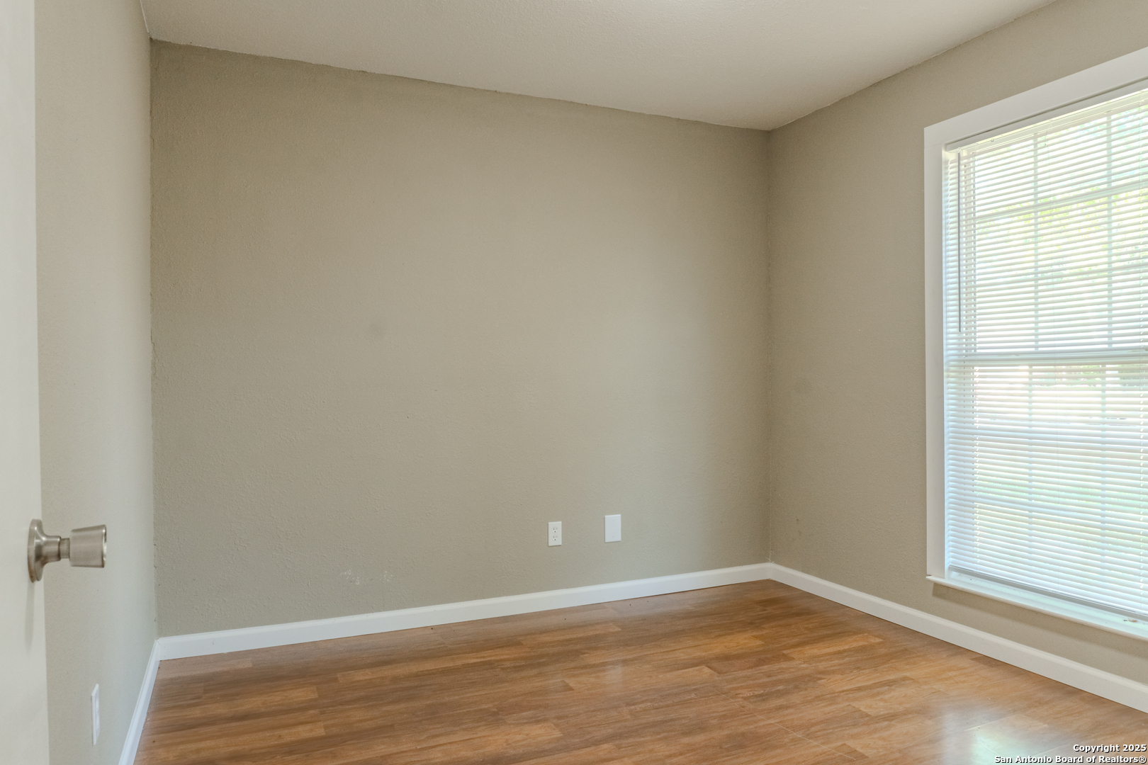 5962 Cliff Valley