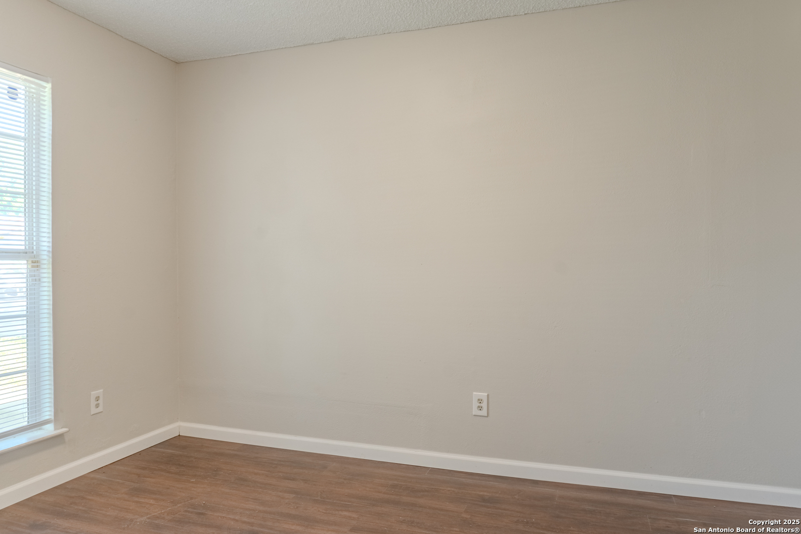 5962 Cliff Valley