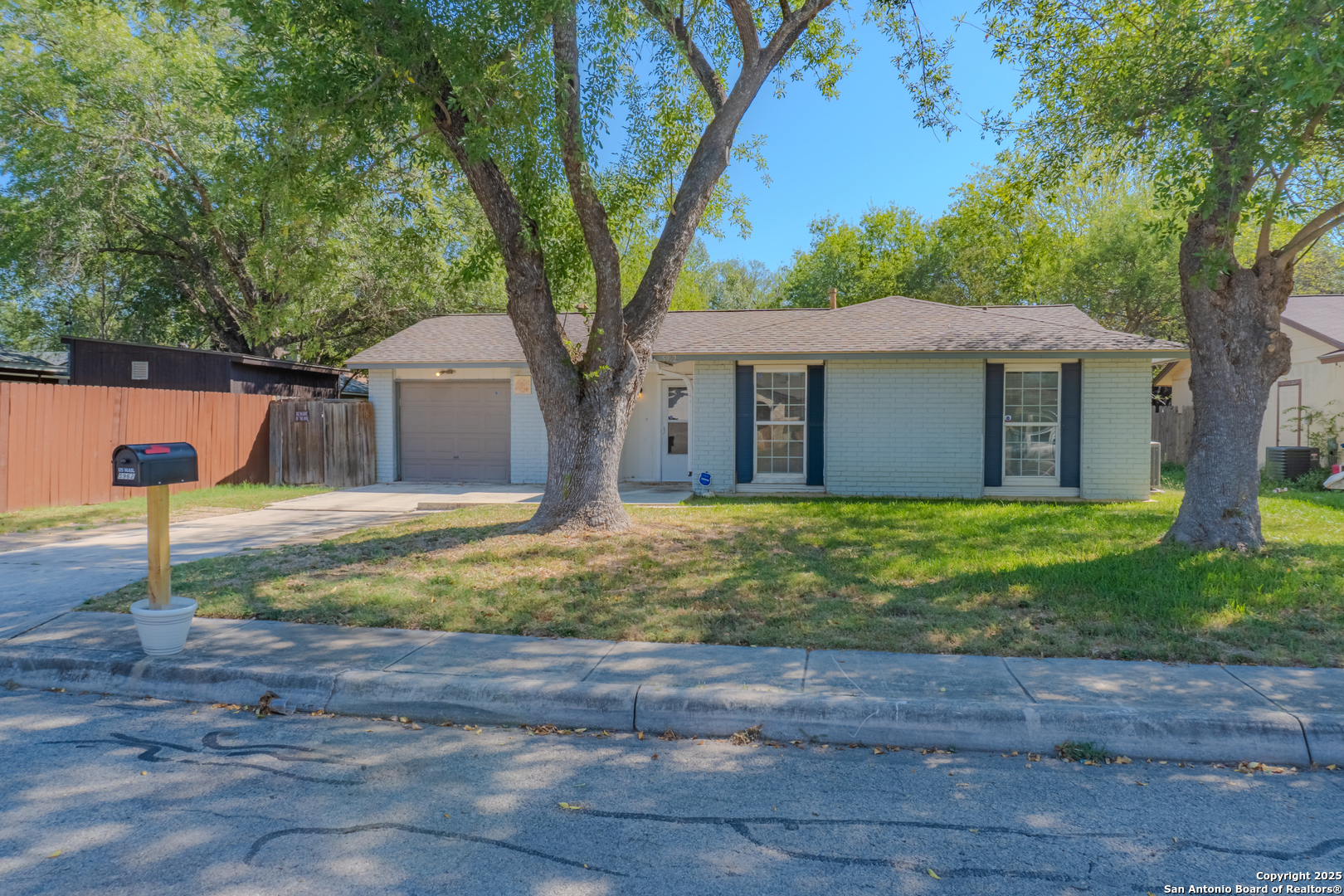 5962 Cliff Valley
