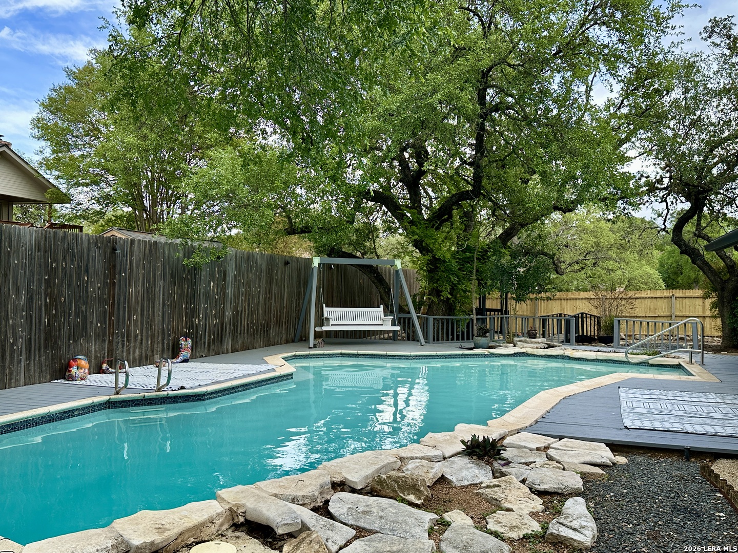 201 COUNTRY WOOD DR