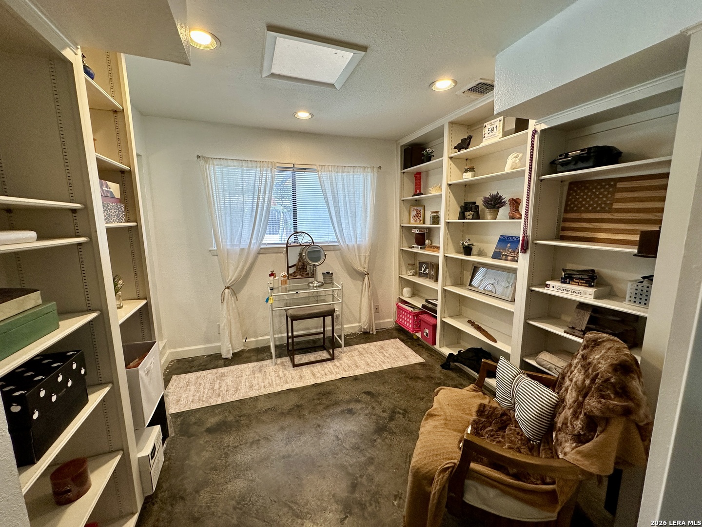 201 COUNTRY WOOD DR