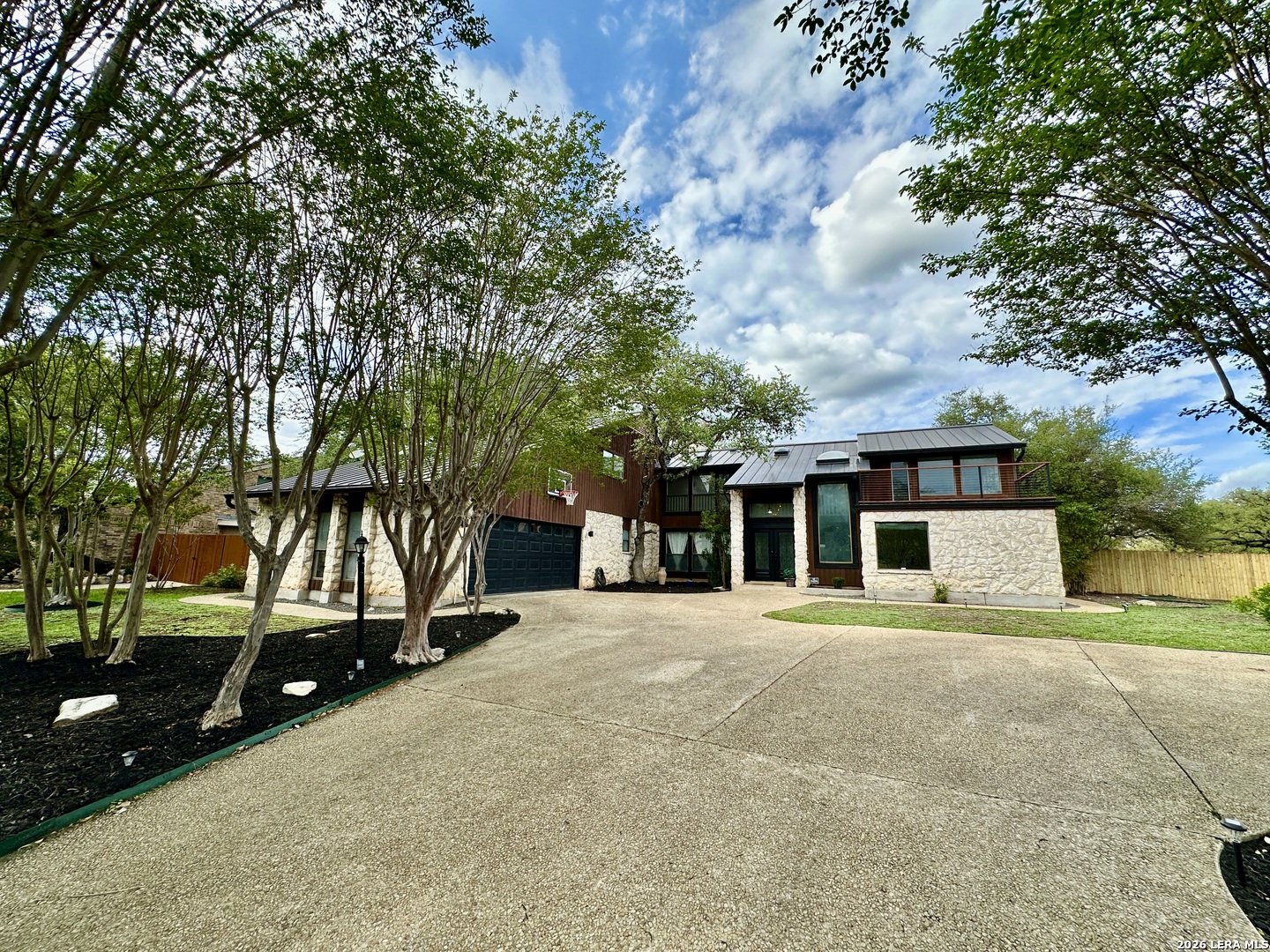 201 COUNTRY WOOD DR