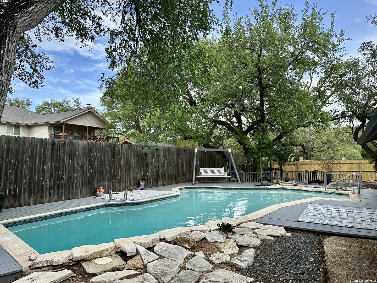 201 COUNTRY WOOD DR