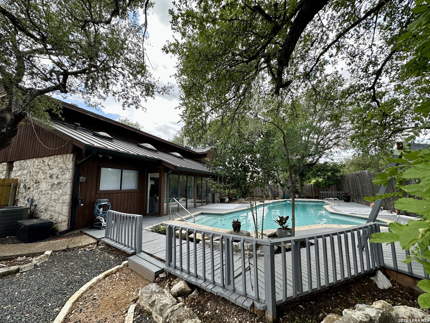 201 COUNTRY WOOD DR