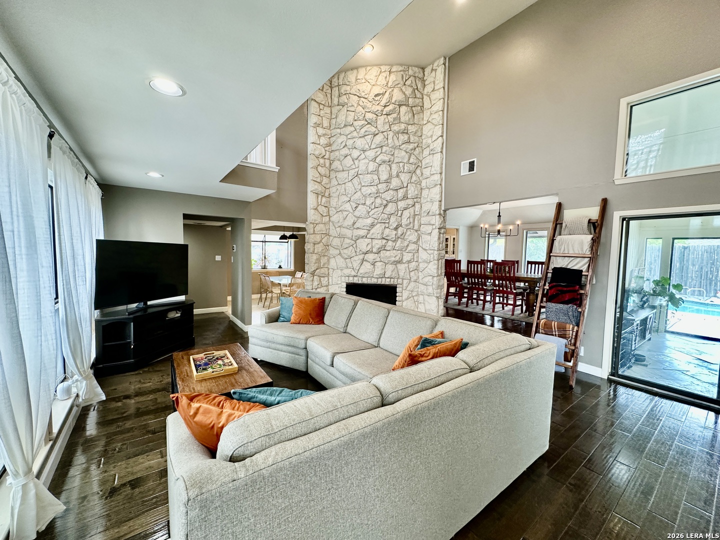201 COUNTRY WOOD DR