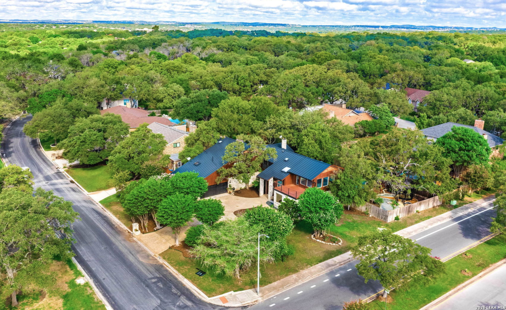 201 COUNTRY WOOD DR