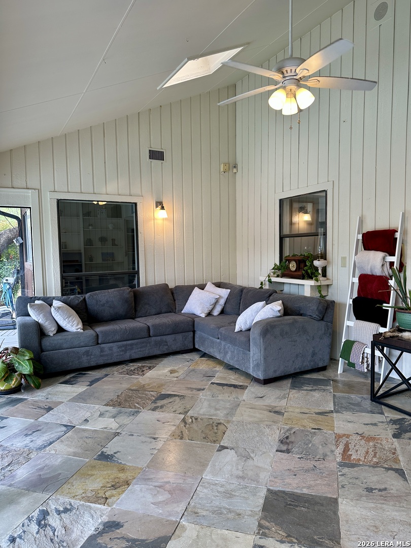 201 COUNTRY WOOD DR