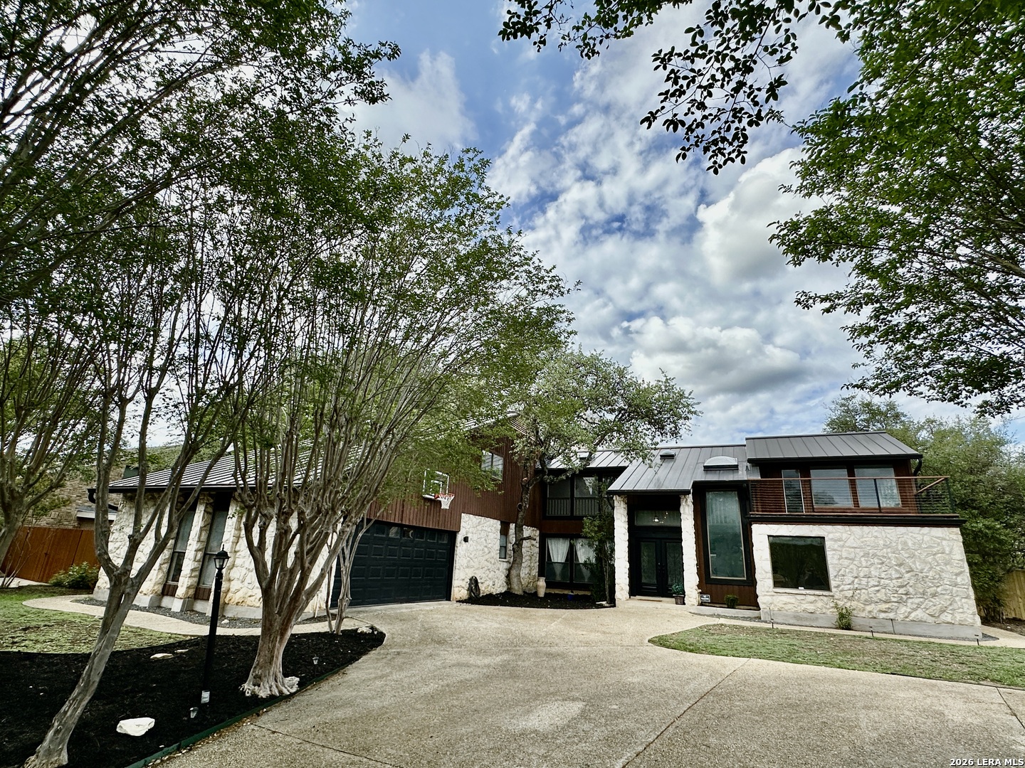 201 COUNTRY WOOD DR