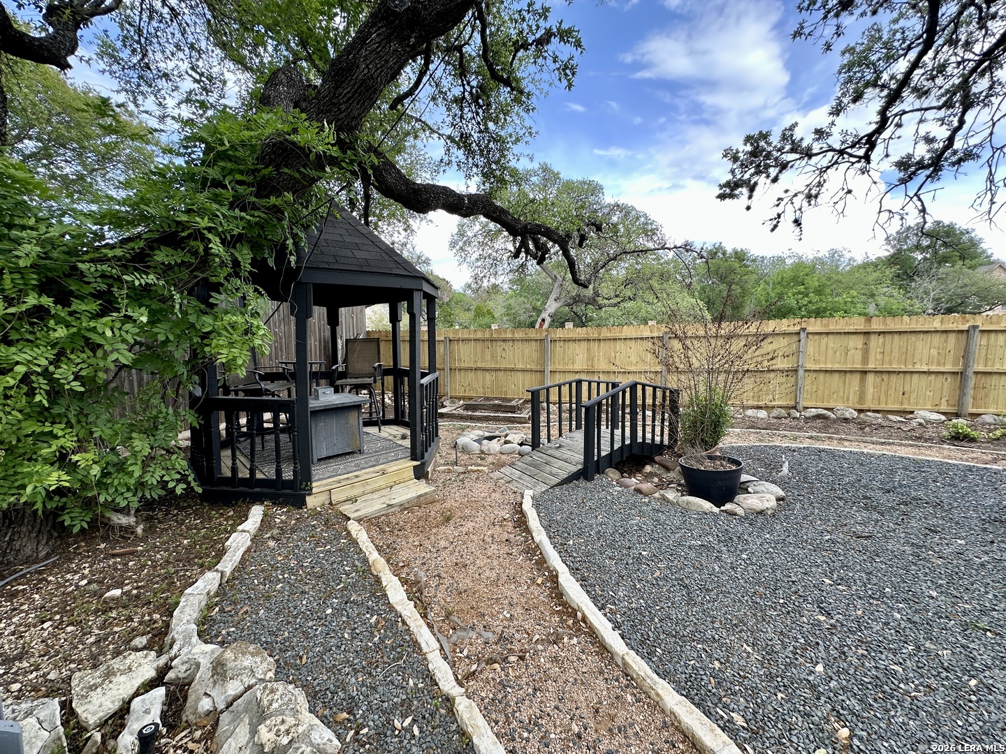 201 COUNTRY WOOD DR