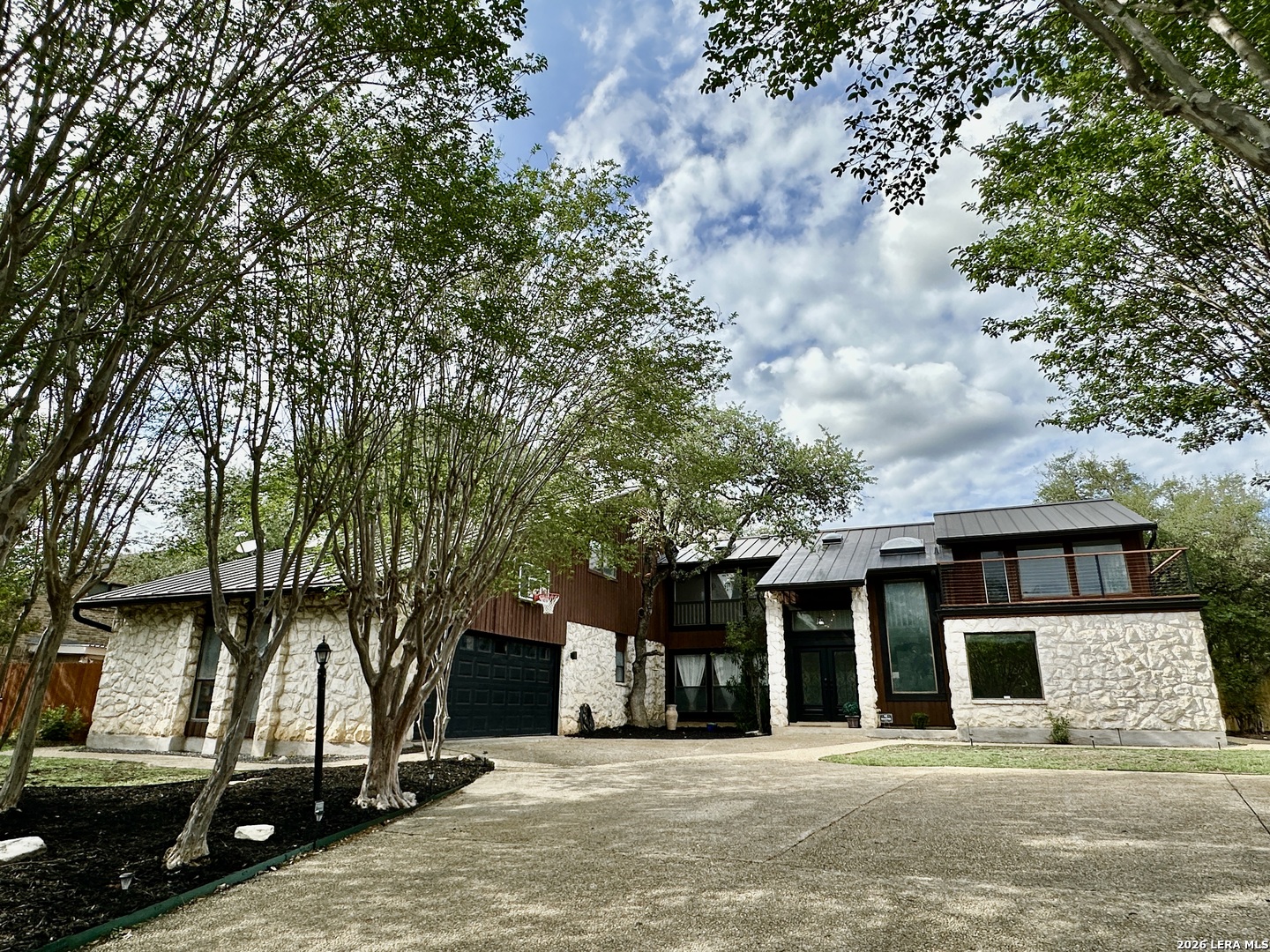 201 COUNTRY WOOD DR