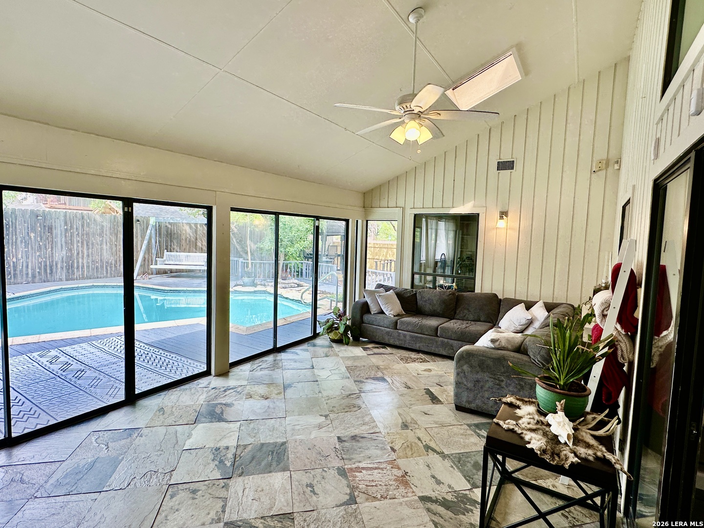 201 COUNTRY WOOD DR
