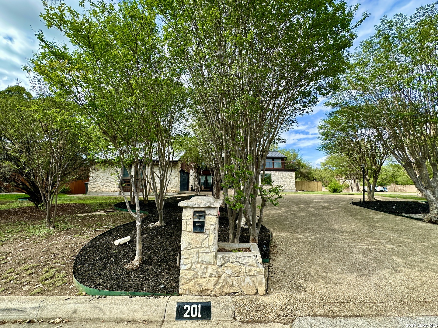 201 COUNTRY WOOD DR
