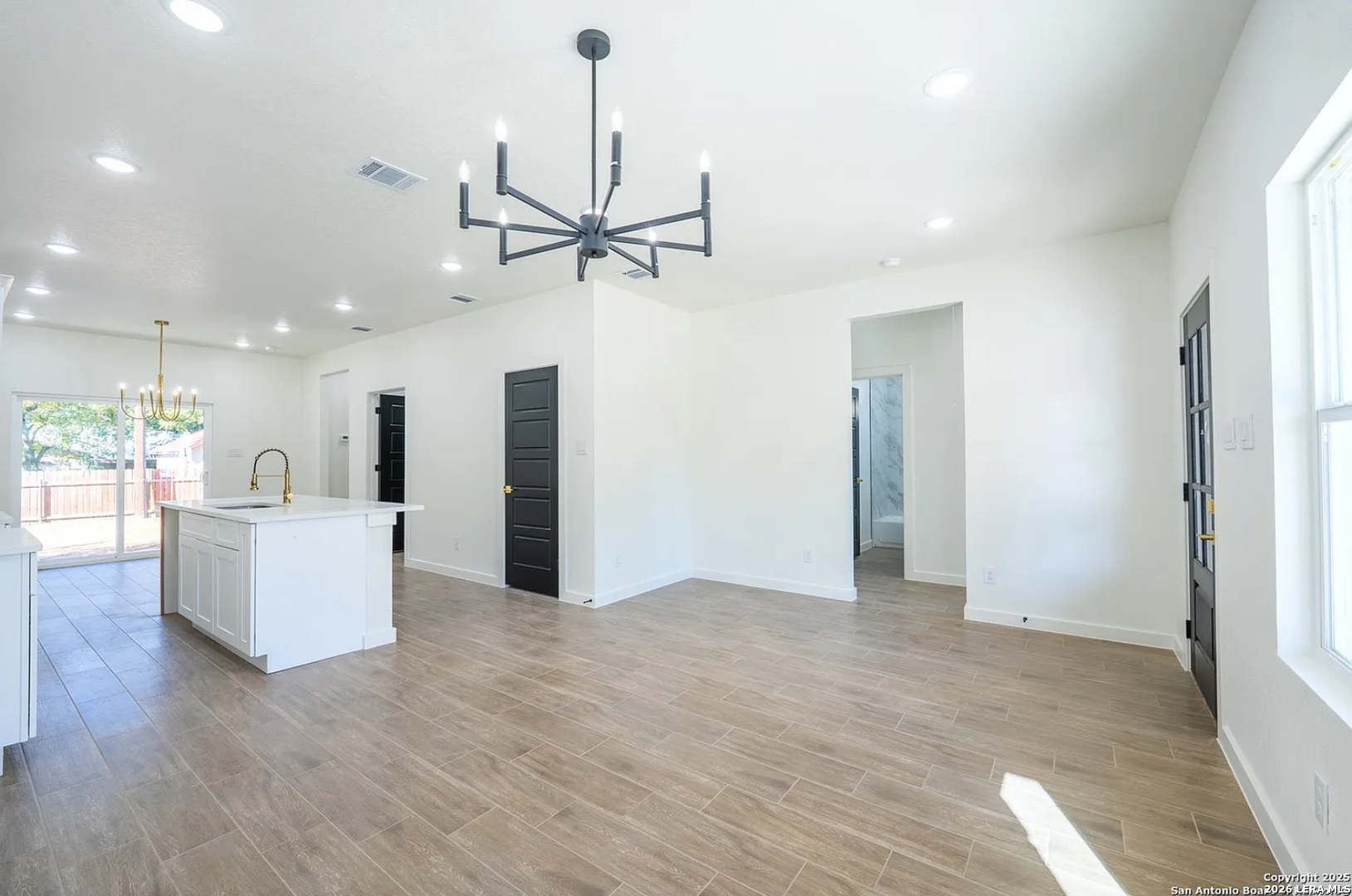 229 Colonial Ln