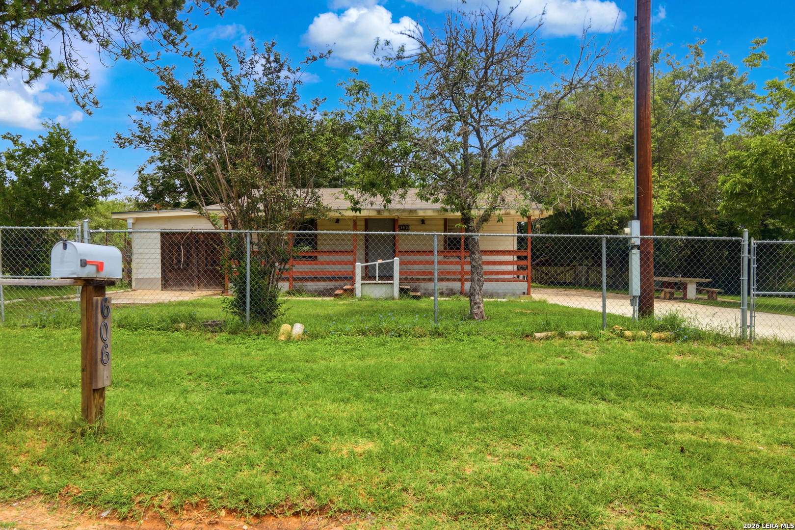 606 VIEWPOINT DR