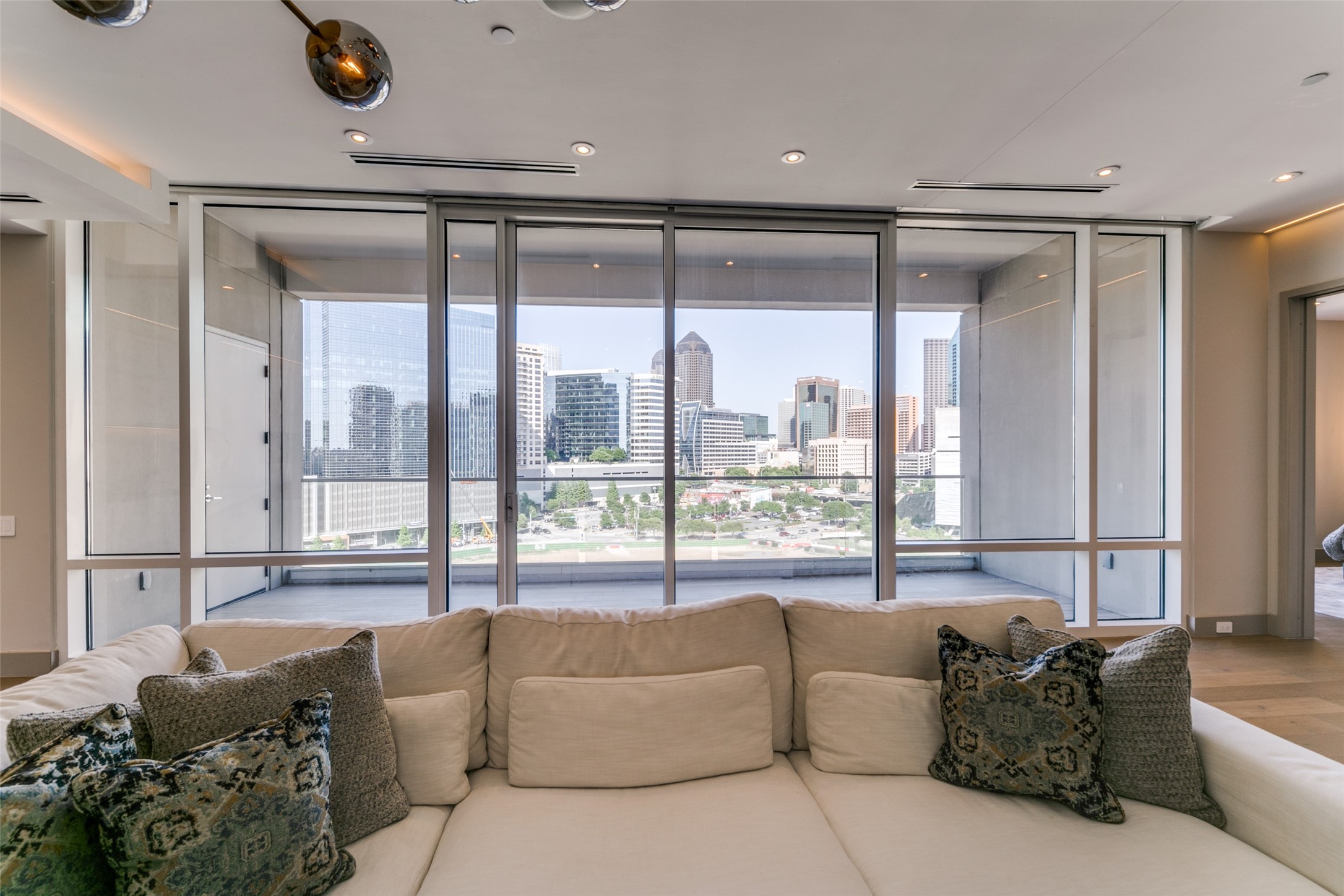 2408 Victory Park Lane 939