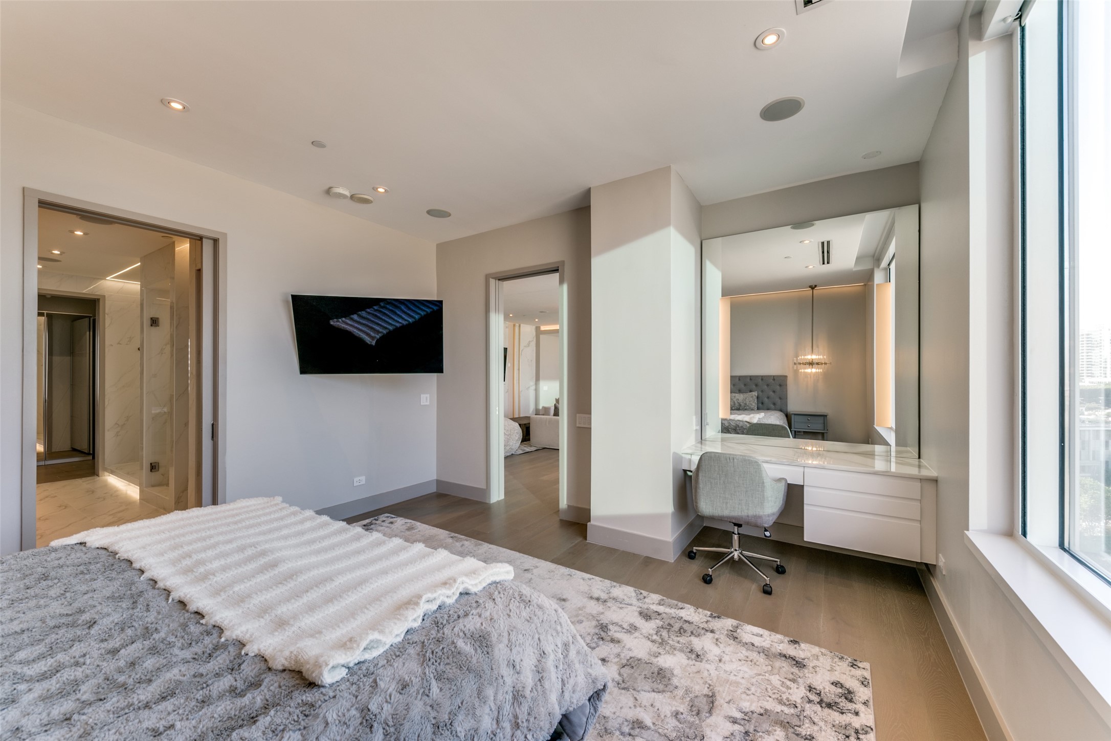 2408 Victory Park Lane 939