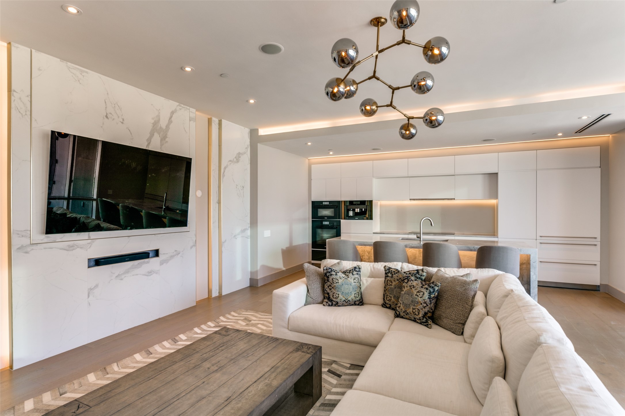 2408 Victory Park Lane 939