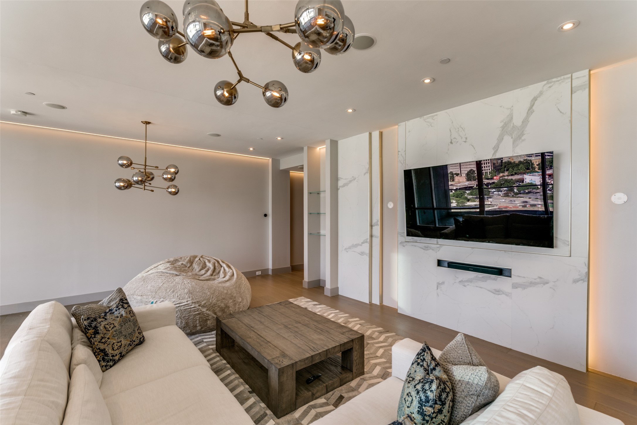 2408 Victory Park Lane 939