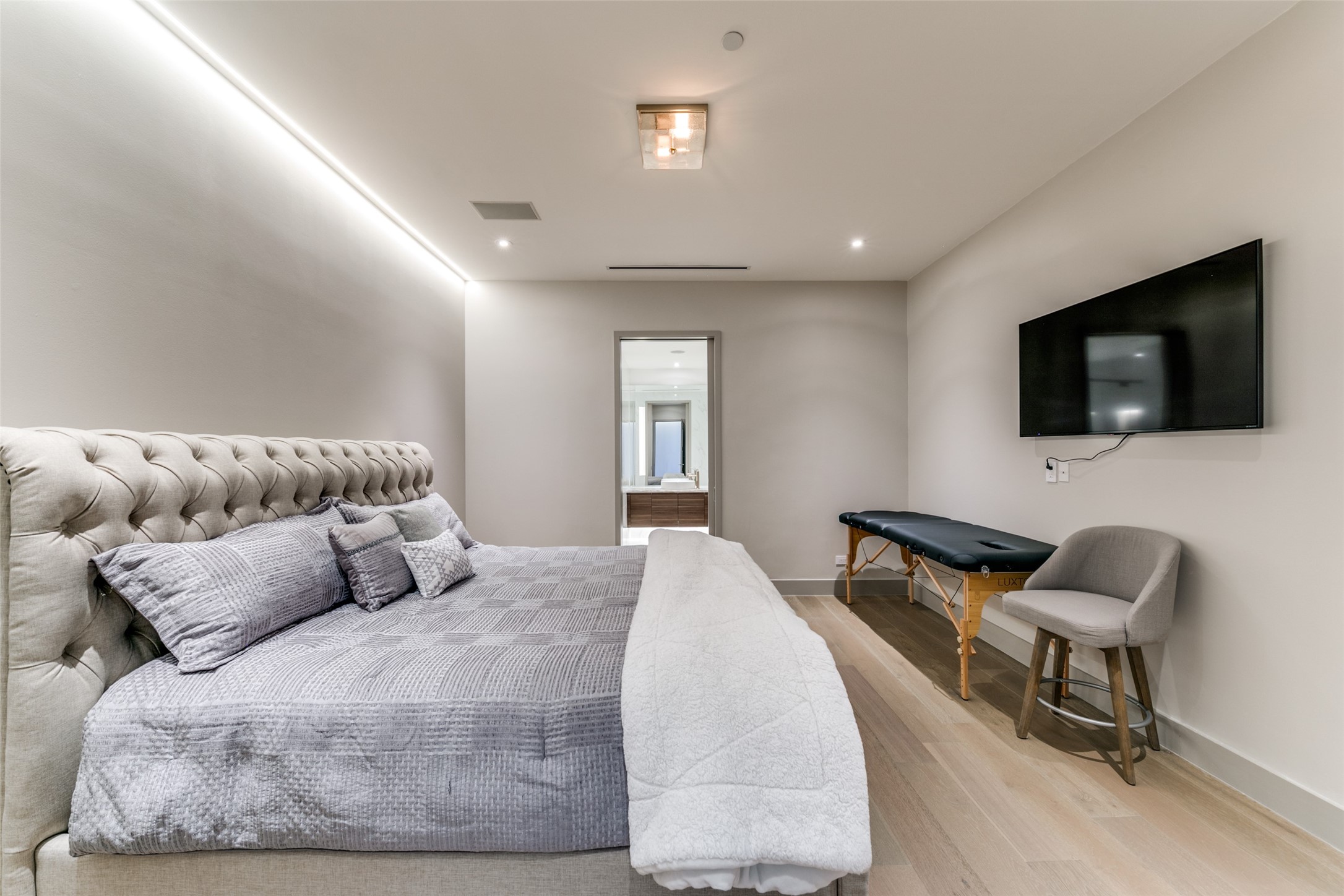 2408 Victory Park Lane 939