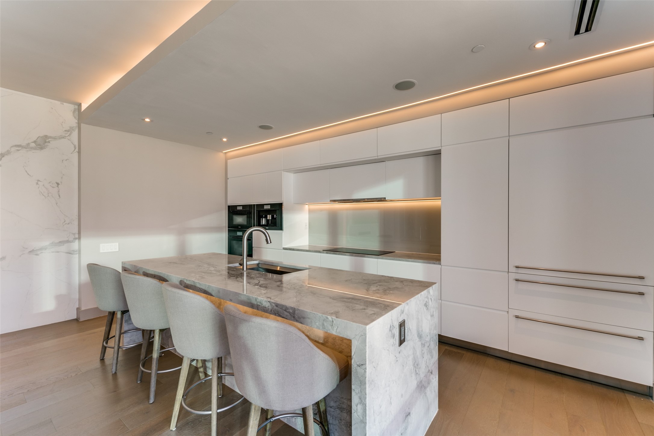 2408 Victory Park Lane 939