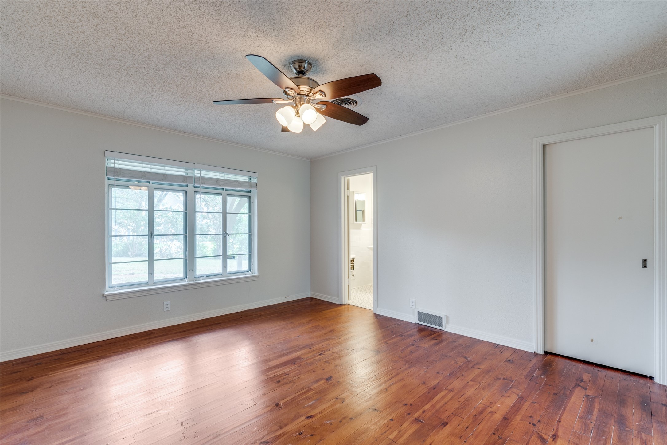 1901 Bluebird Avenue