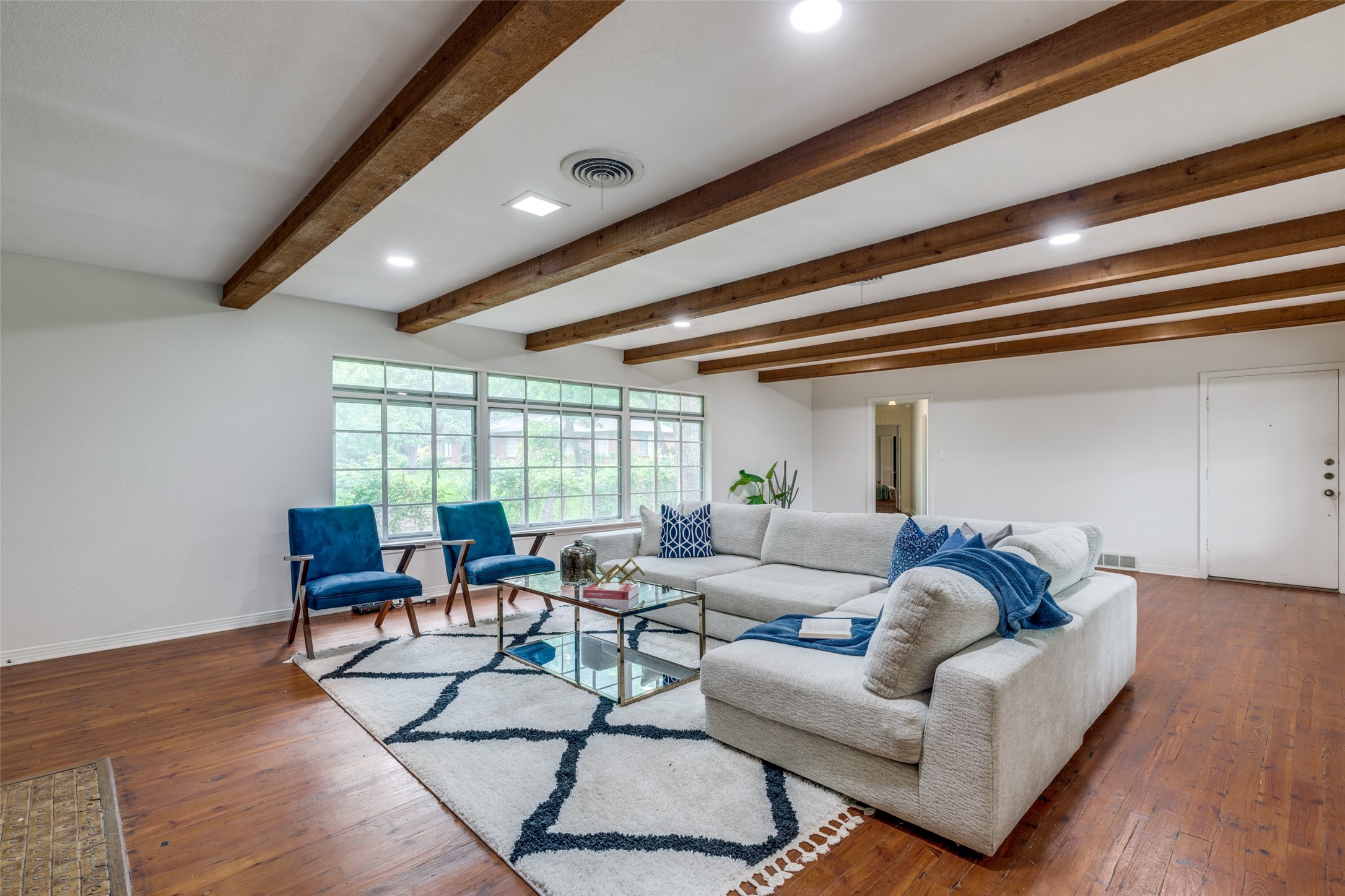 1901 Bluebird Avenue