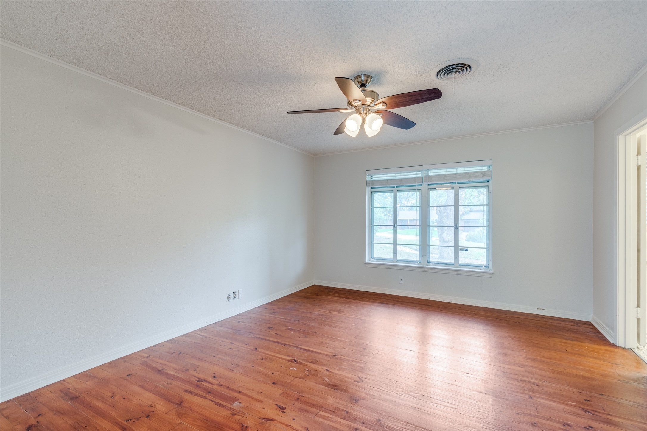 1901 Bluebird Avenue