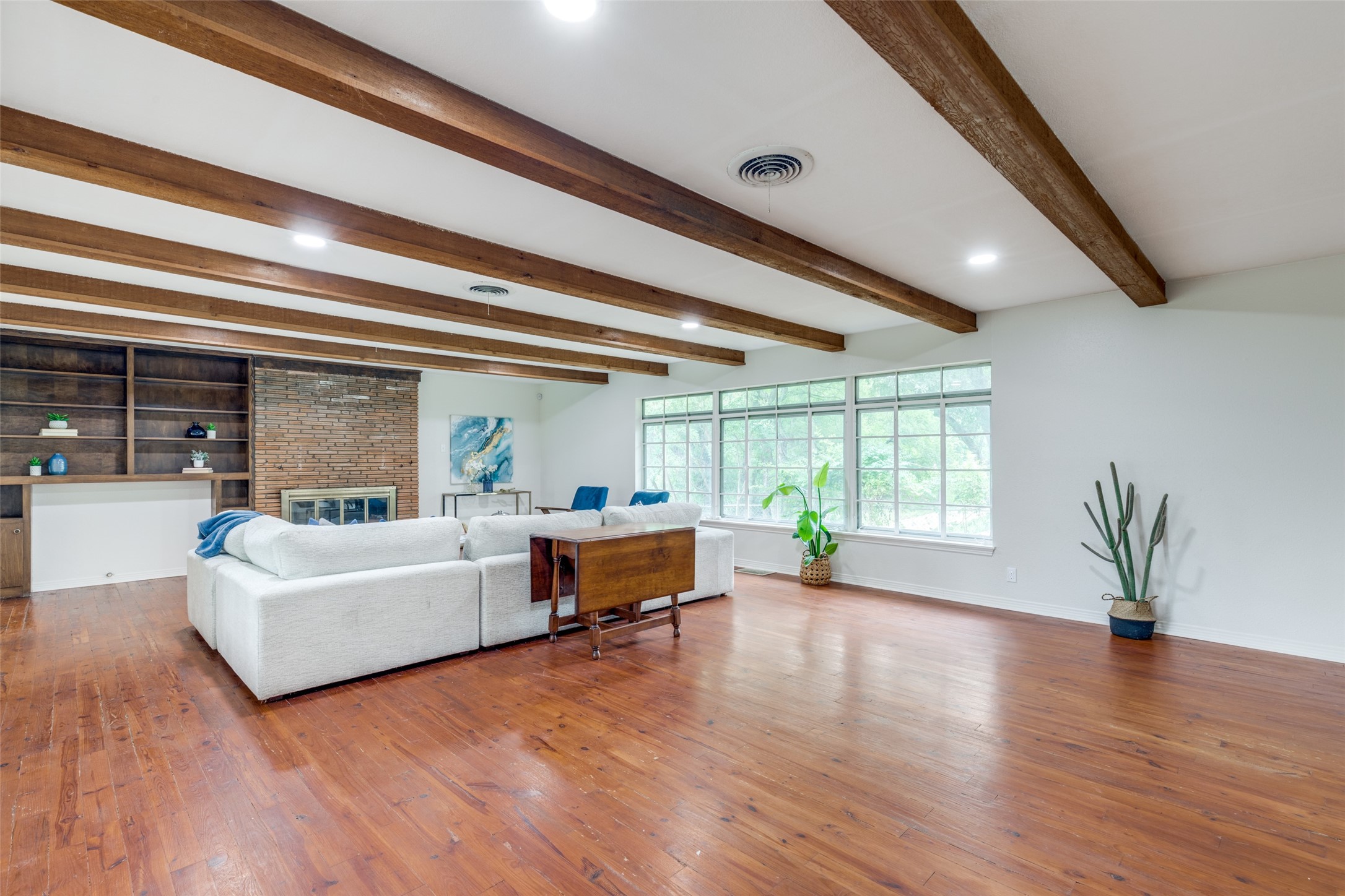 1901 Bluebird Avenue