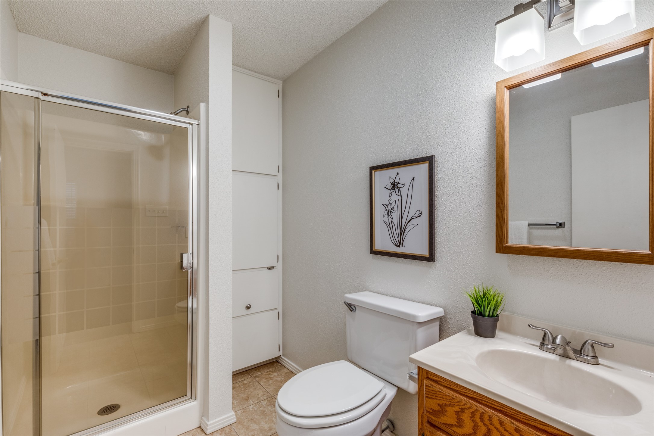 1901 Bluebird Avenue