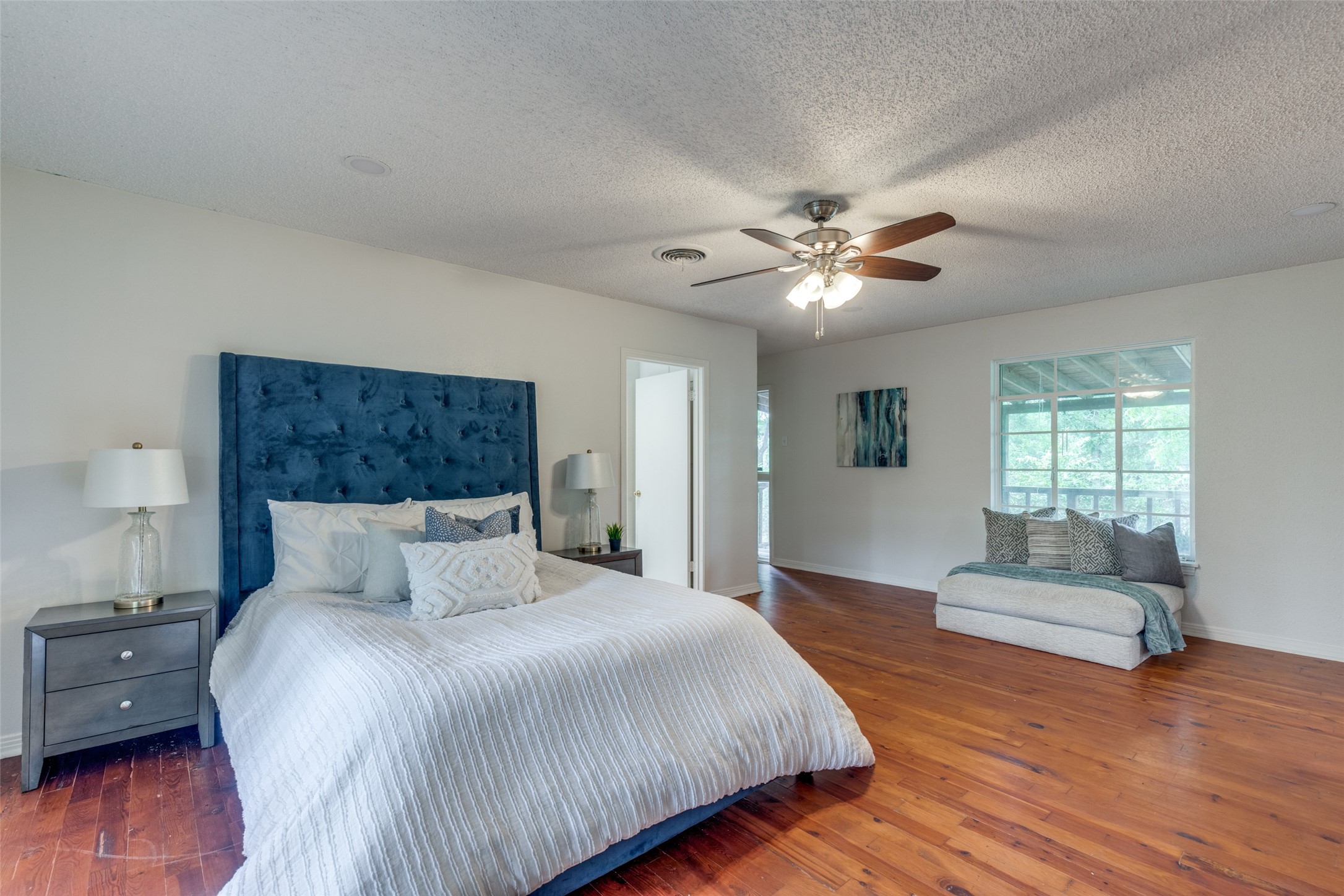 1901 Bluebird Avenue