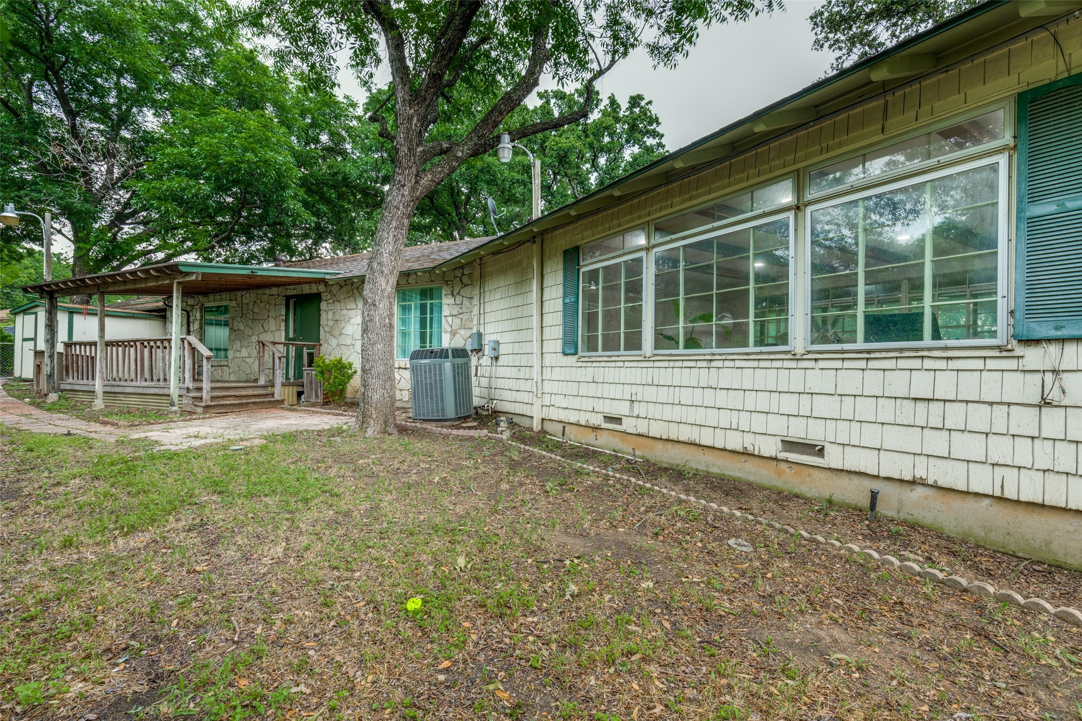 1901 Bluebird Avenue