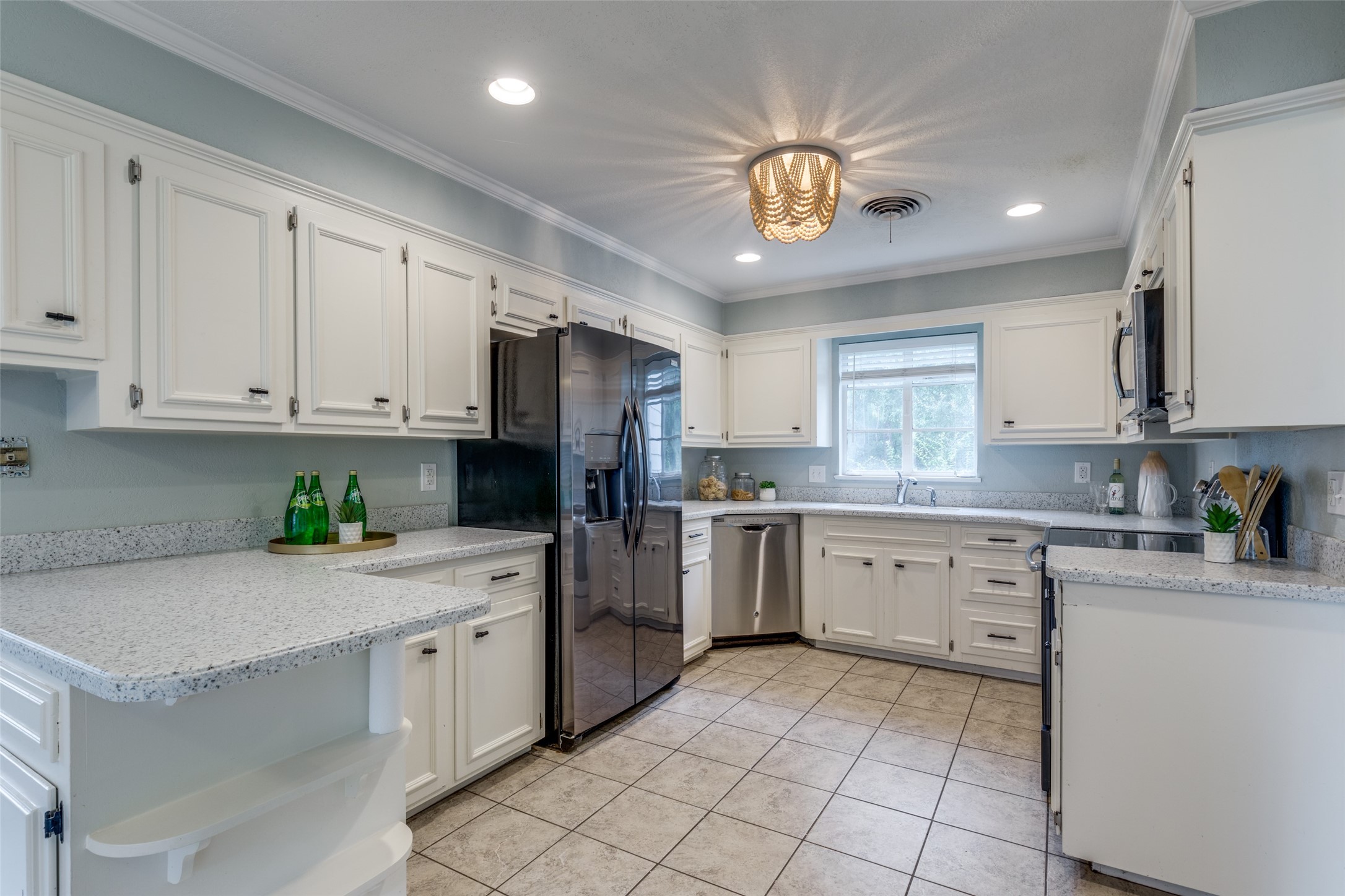 1901 Bluebird Avenue