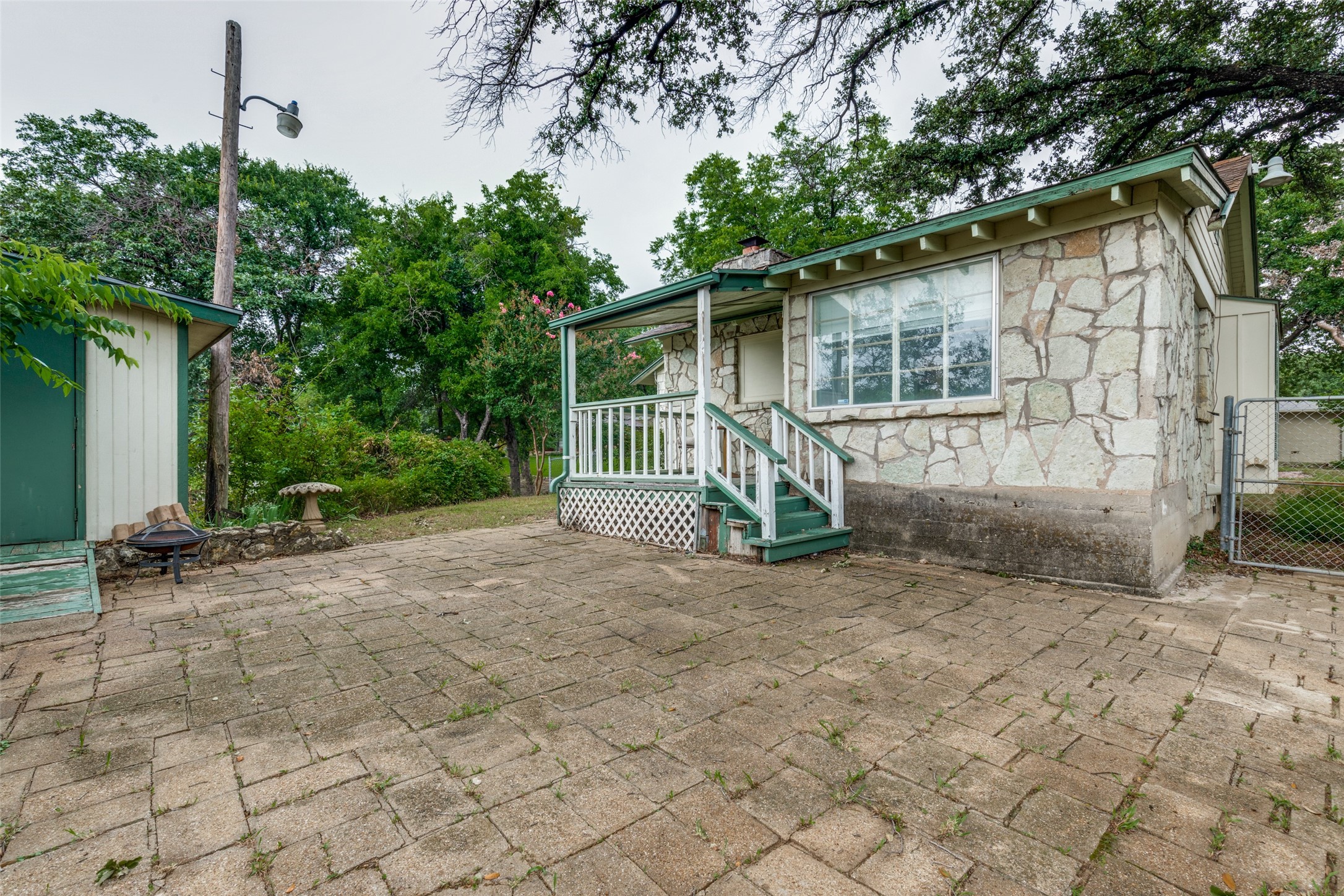 1901 Bluebird Avenue