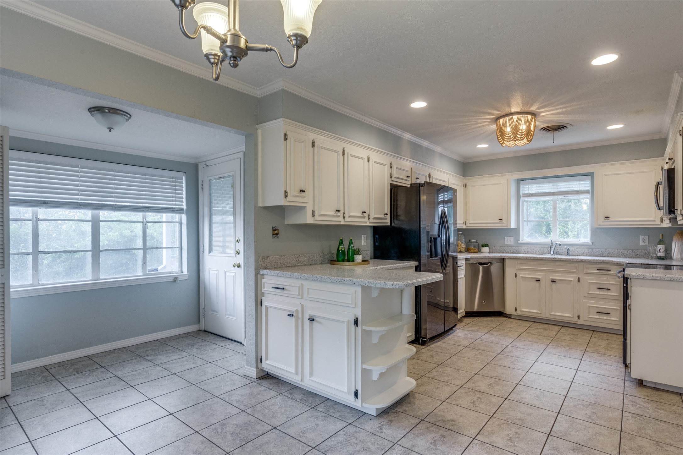 1901 Bluebird Avenue