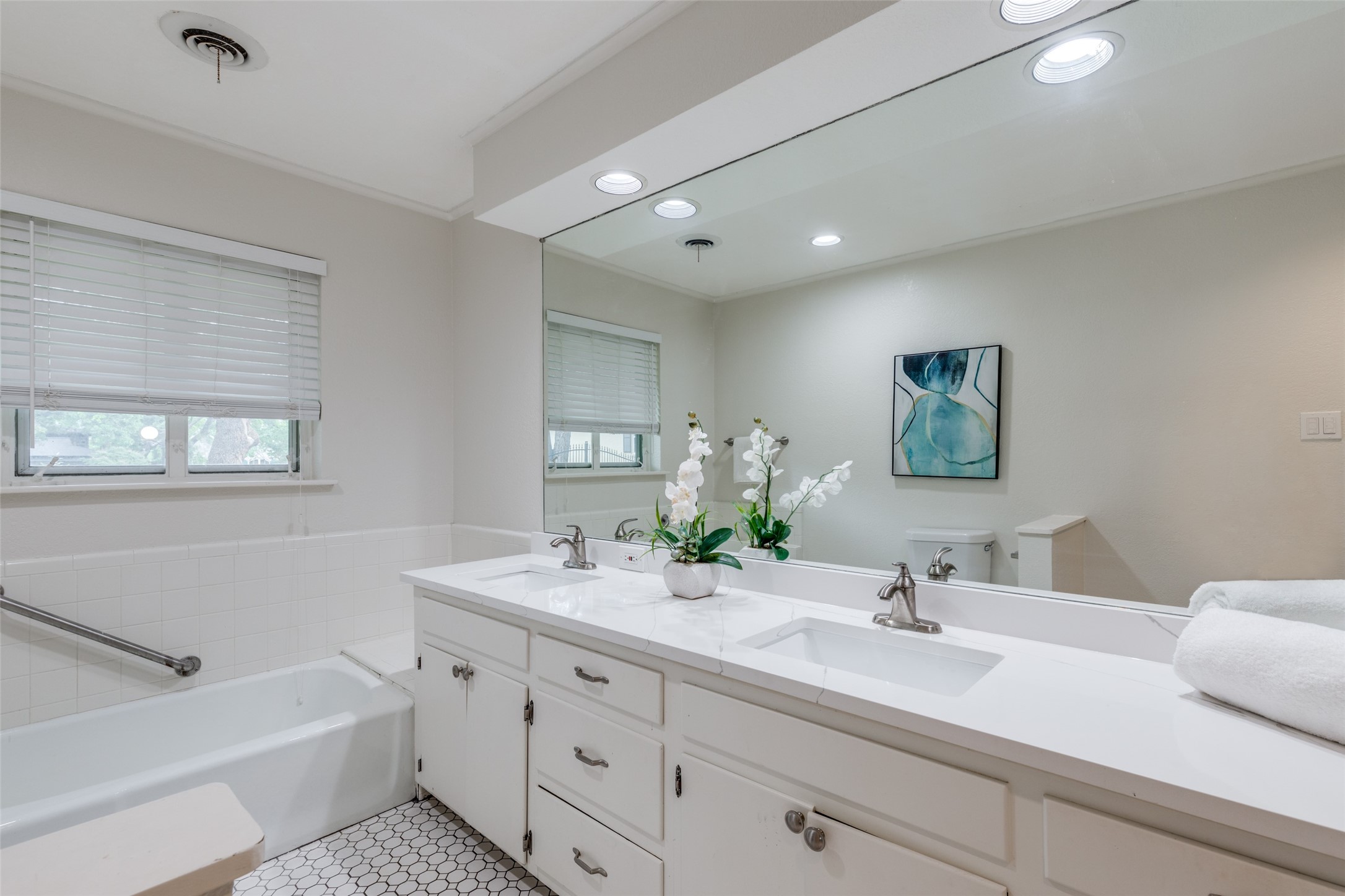 1901 Bluebird Avenue