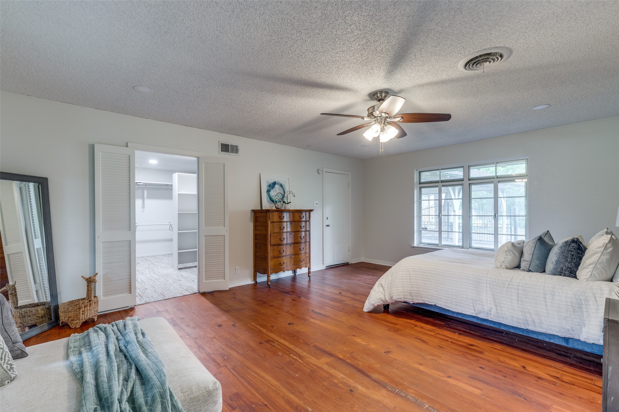 1901 Bluebird Avenue