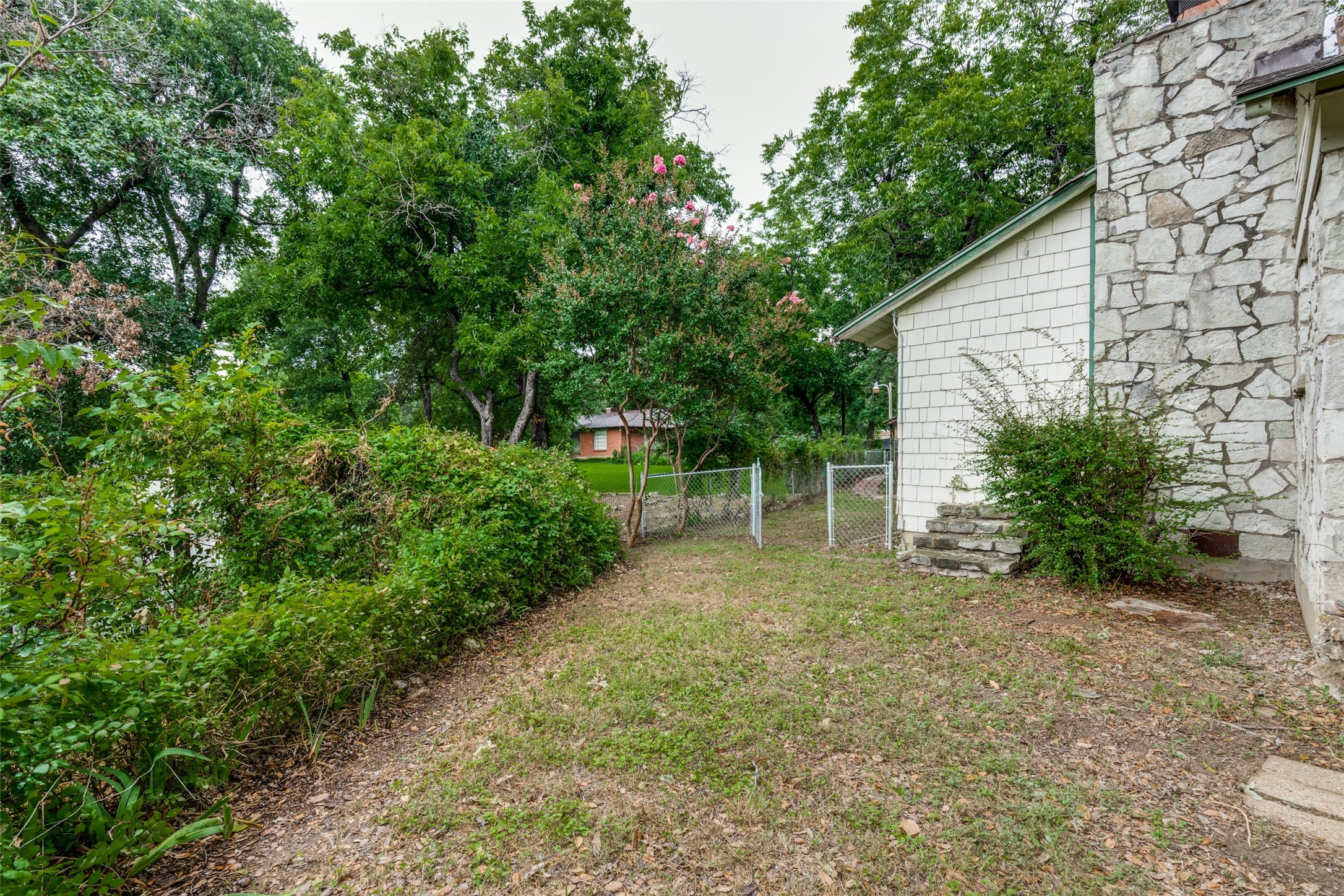 1901 Bluebird Avenue