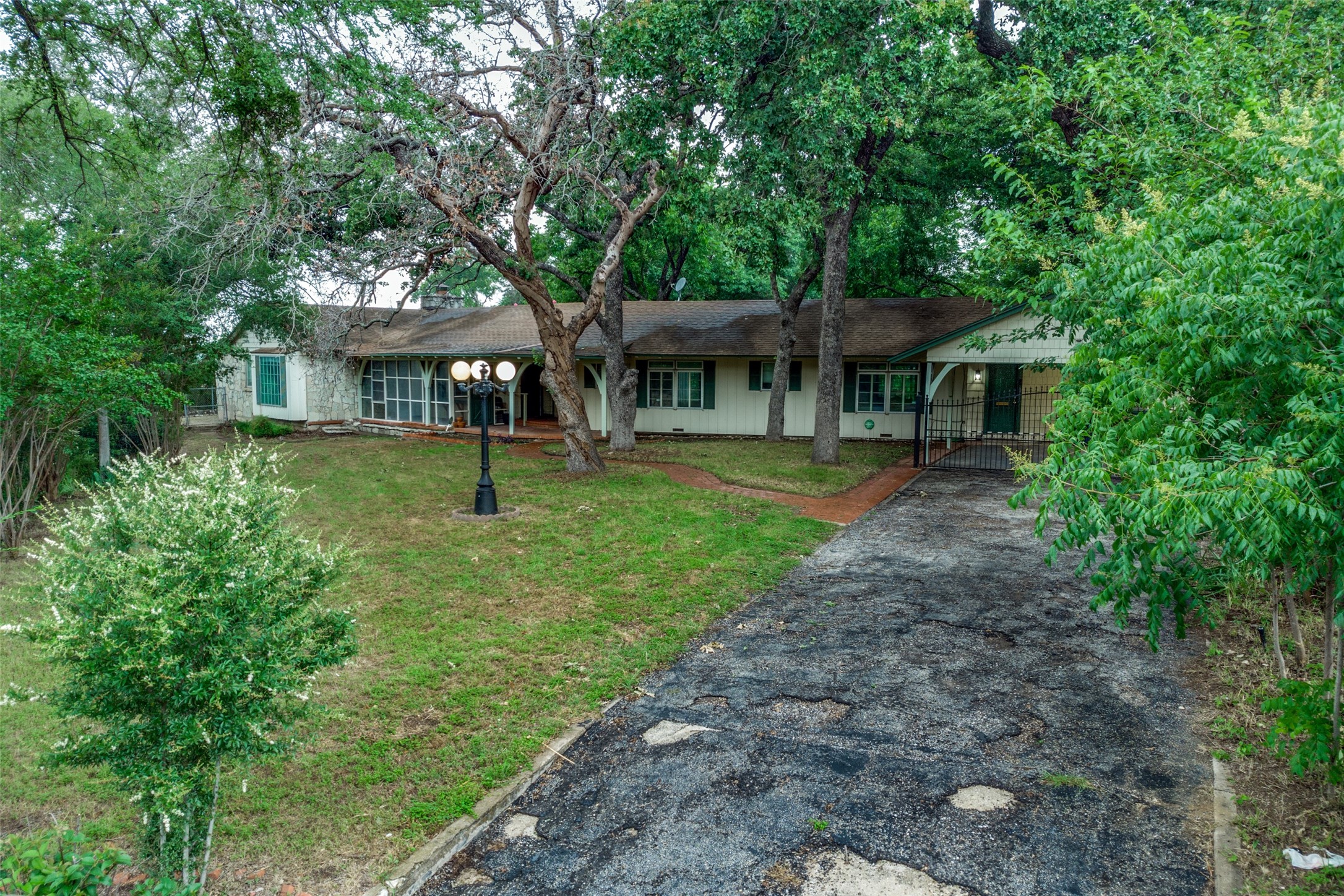 1901 Bluebird Avenue