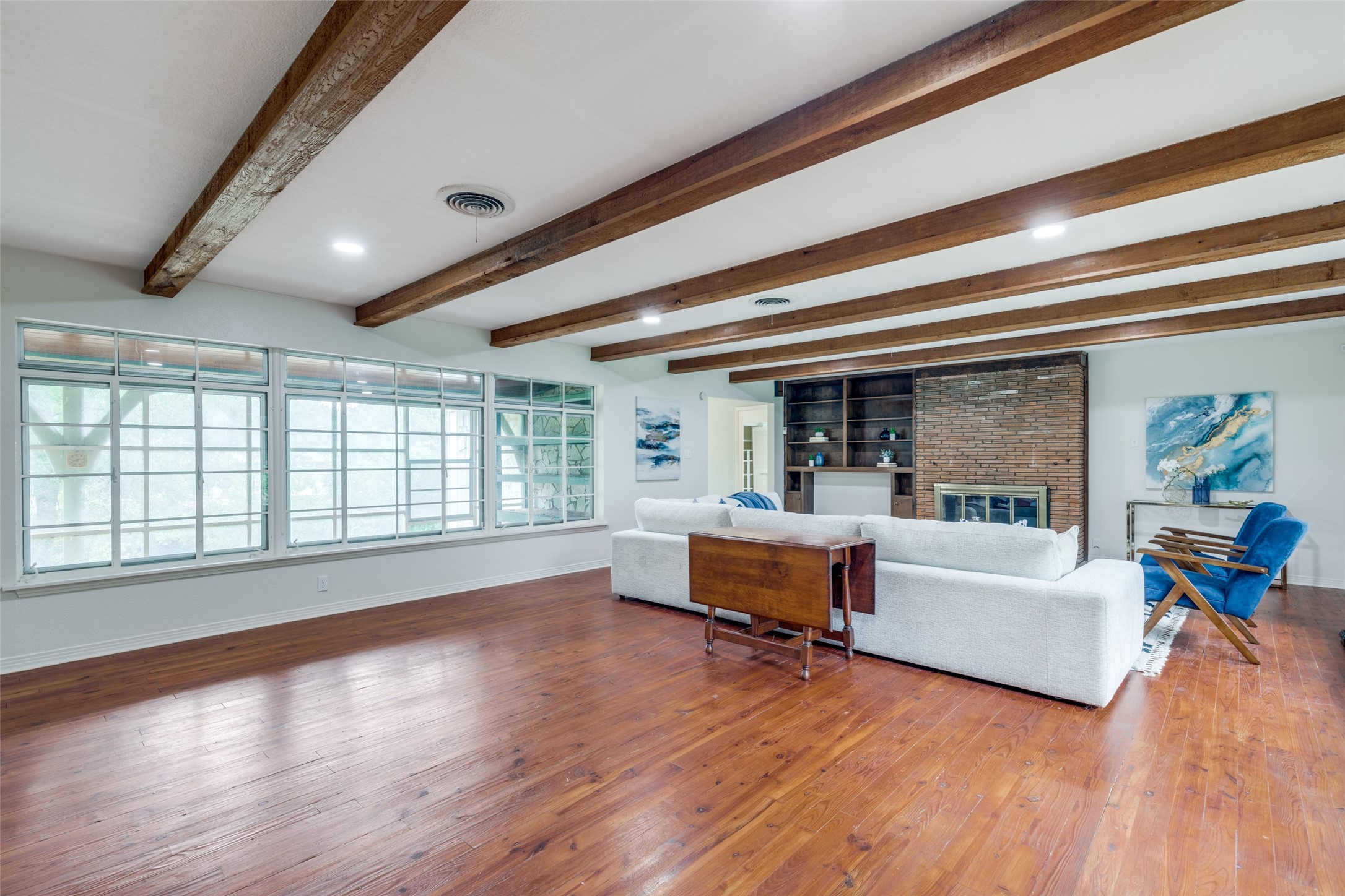 1901 Bluebird Avenue