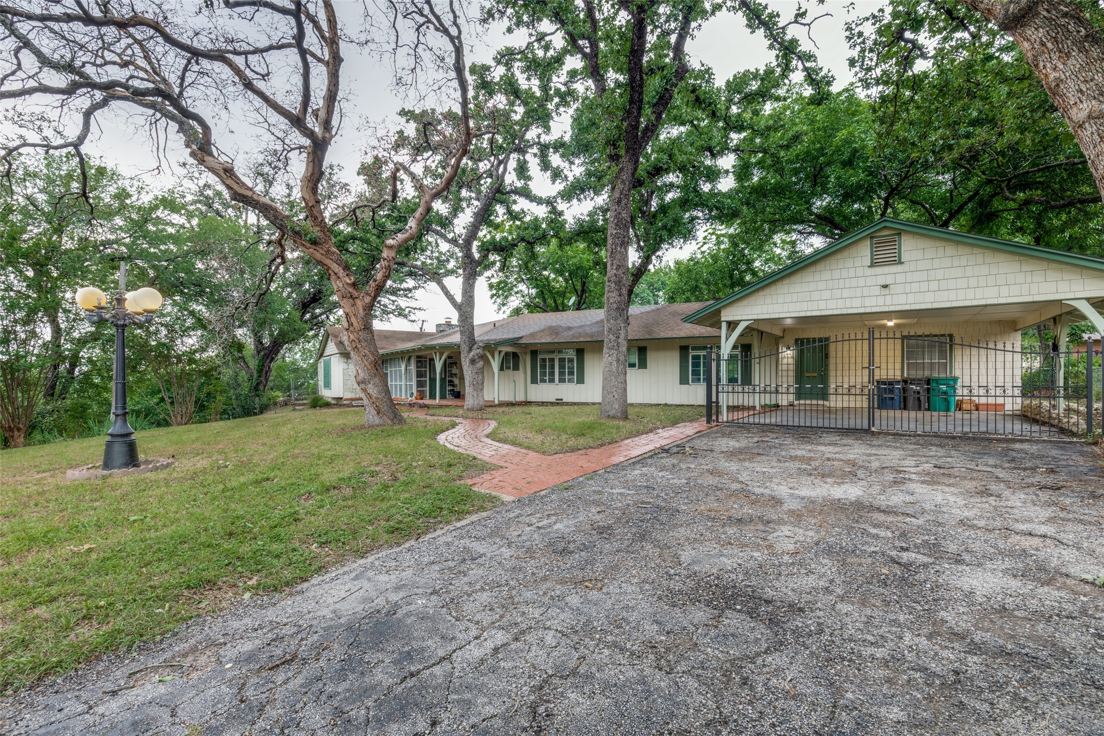 1901 Bluebird Avenue